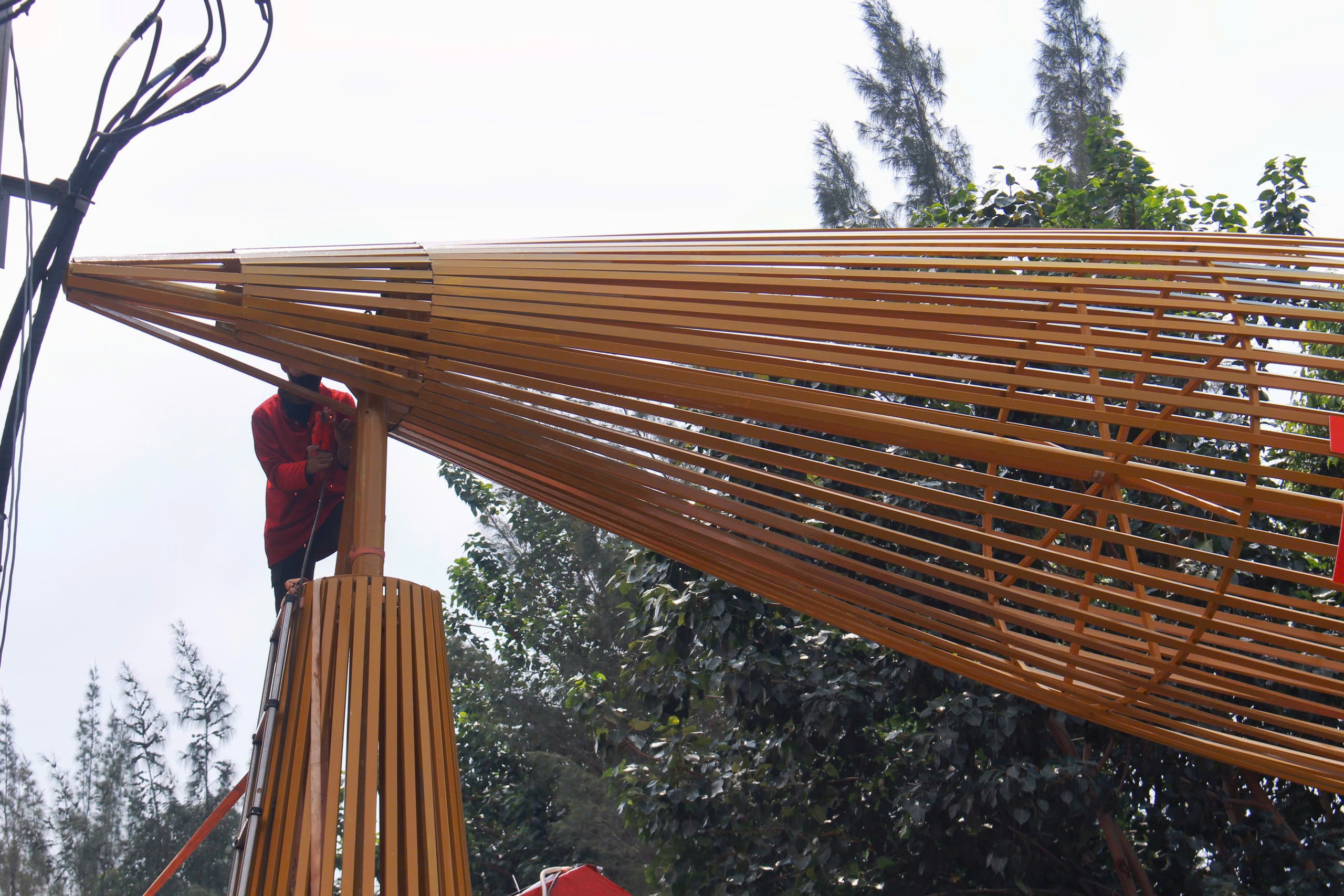 Không khí rộn ràng trước giờ khai mạc Chợ hoa xuân "Trên bến dưới thuyền" - Ảnh 3.