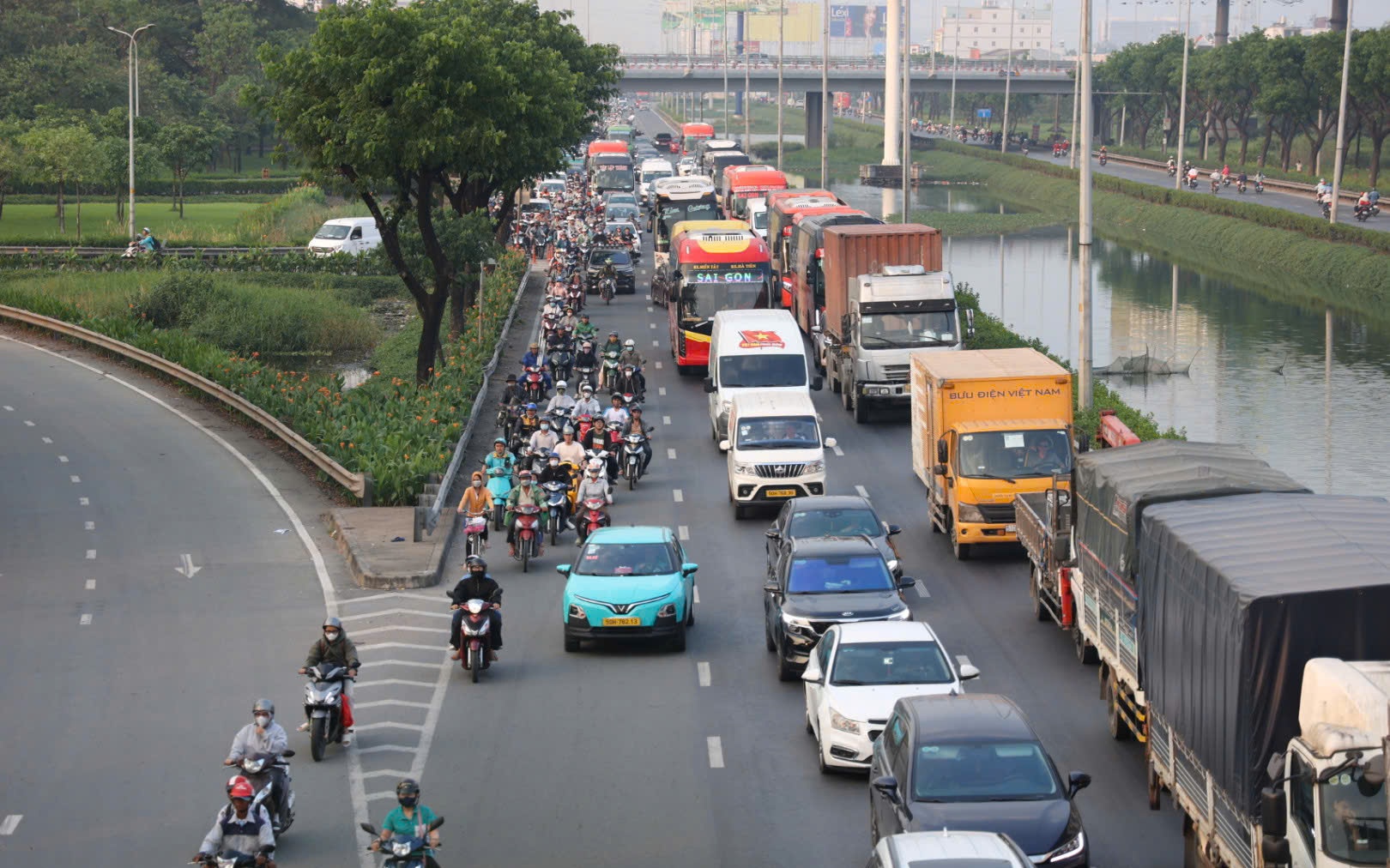CSGT TPHCM lưu ý người dân lái xe về quê ăn Tết