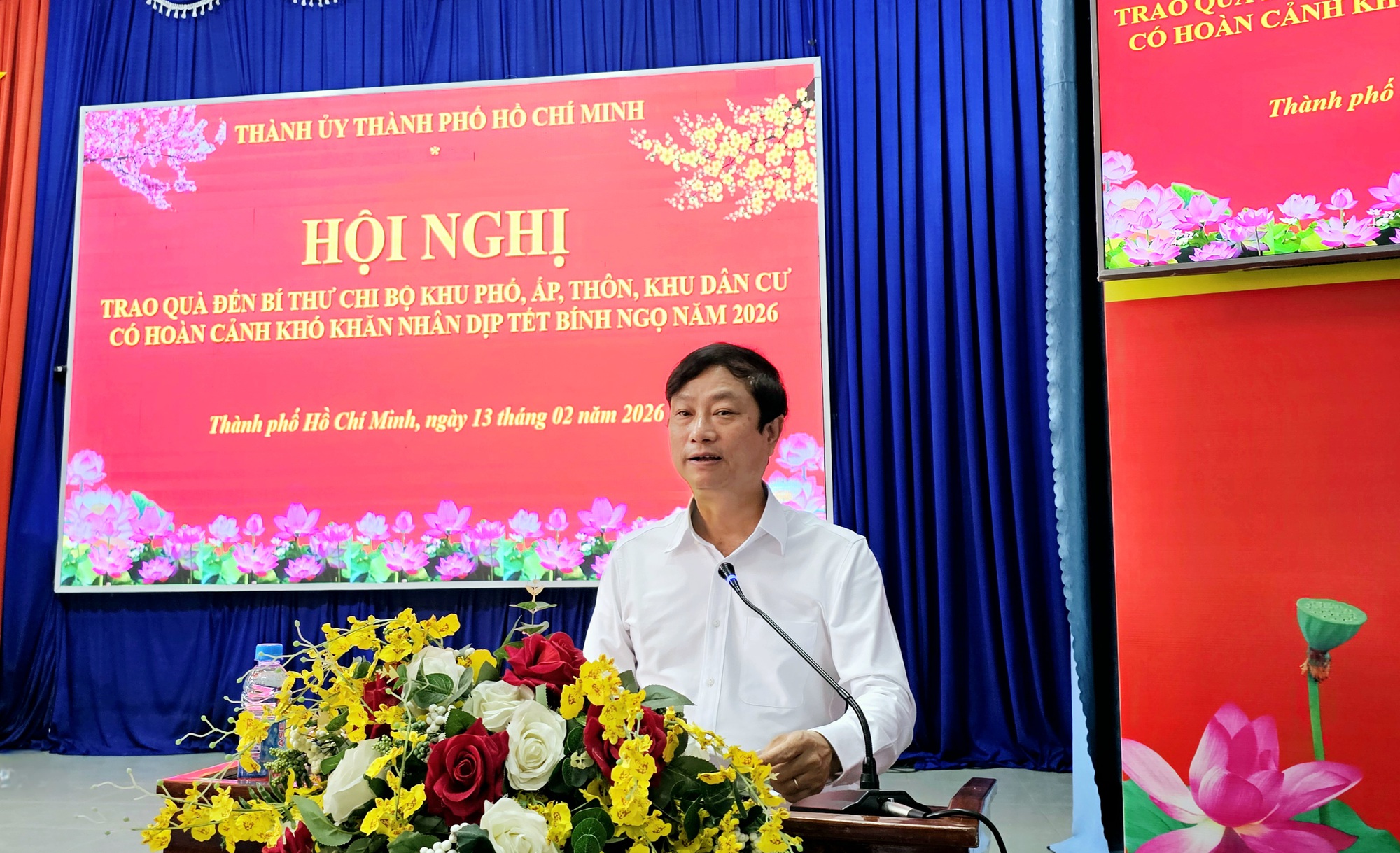 Ph&oacute; B&iacute; thư th&agrave;nh ủy TPHCM tặng qu&agrave; Tết cho B&iacute; thư chi bộ khu vực B&igrave;nh Dương - Ảnh 5.