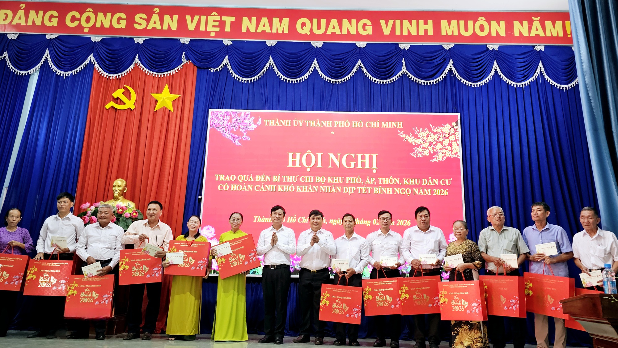 Ph&oacute; B&iacute; thư th&agrave;nh ủy TPHCM tặng qu&agrave; Tết cho B&iacute; thư chi bộ khu vực B&igrave;nh Dương - Ảnh 3.