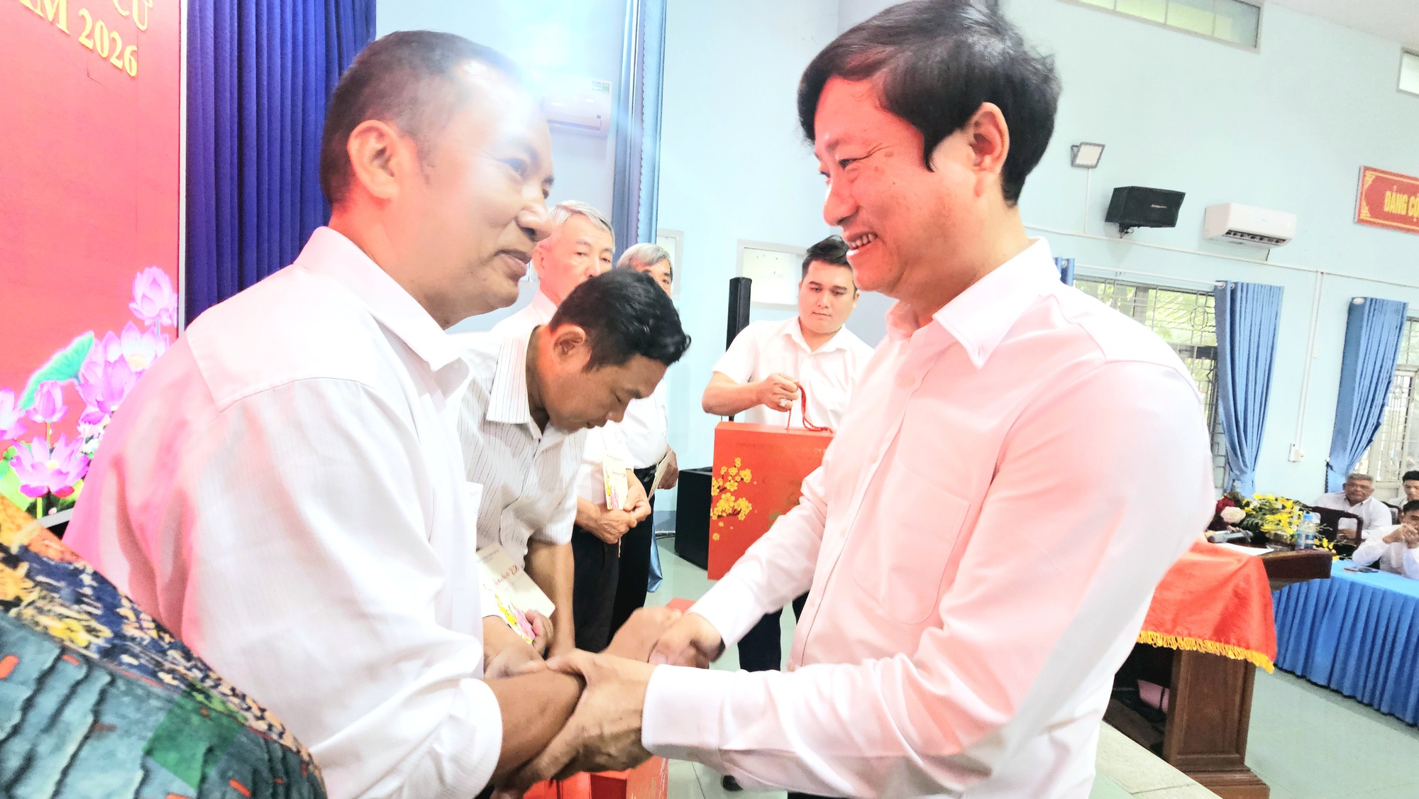 Ph&oacute; B&iacute; thư th&agrave;nh ủy TPHCM tặng qu&agrave; Tết cho B&iacute; thư chi bộ khu vực B&igrave;nh Dương - Ảnh 2.