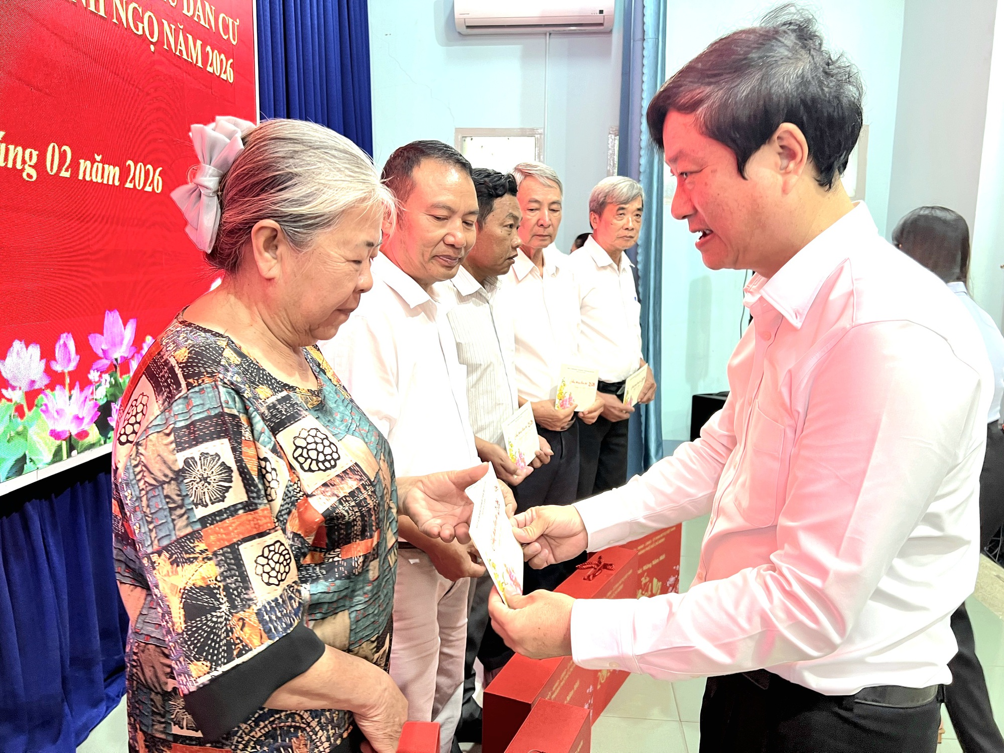 Ph&oacute; B&iacute; thư th&agrave;nh ủy TPHCM tặng qu&agrave; Tết cho B&iacute; thư chi bộ khu vực B&igrave;nh Dương - Ảnh 1.
