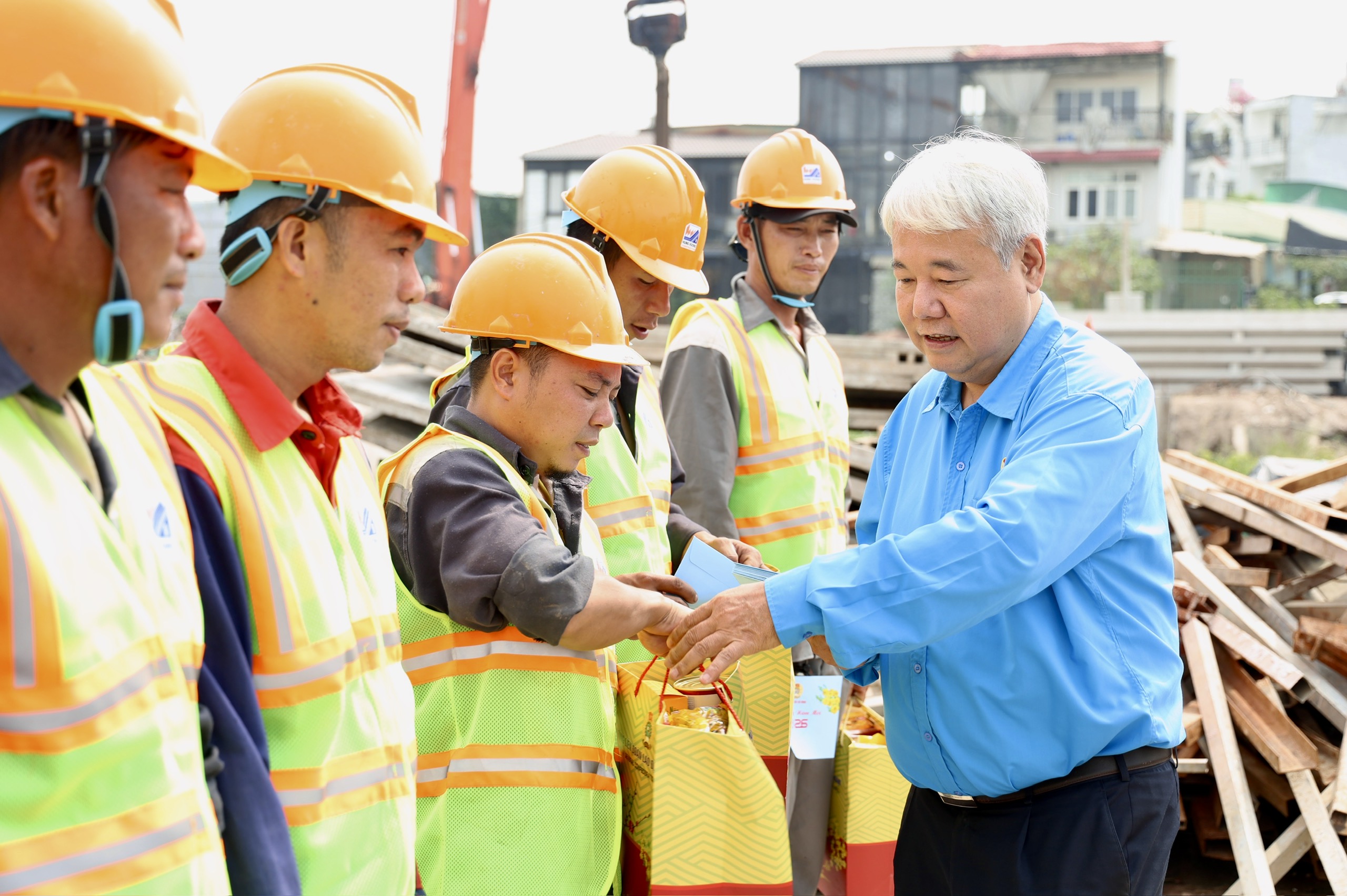L&atilde;nh đạo LĐLĐ TPHCM chăm lo cho người lao động l&agrave;m việc xuy&ecirc;n Tết - Ảnh 6.