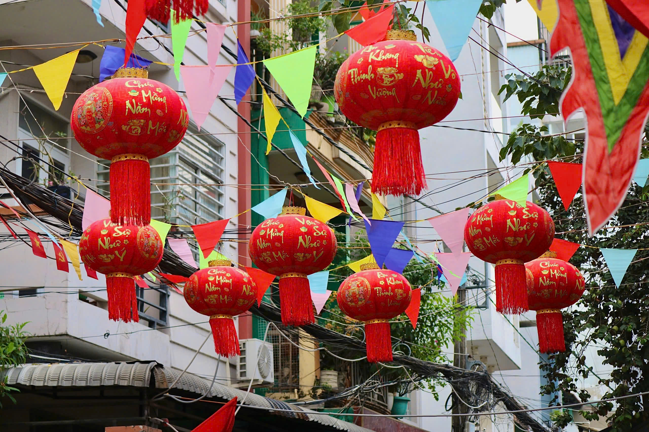 Hơi thở Tết trong hẻm nhỏ tại TPHCM - Ảnh 12.