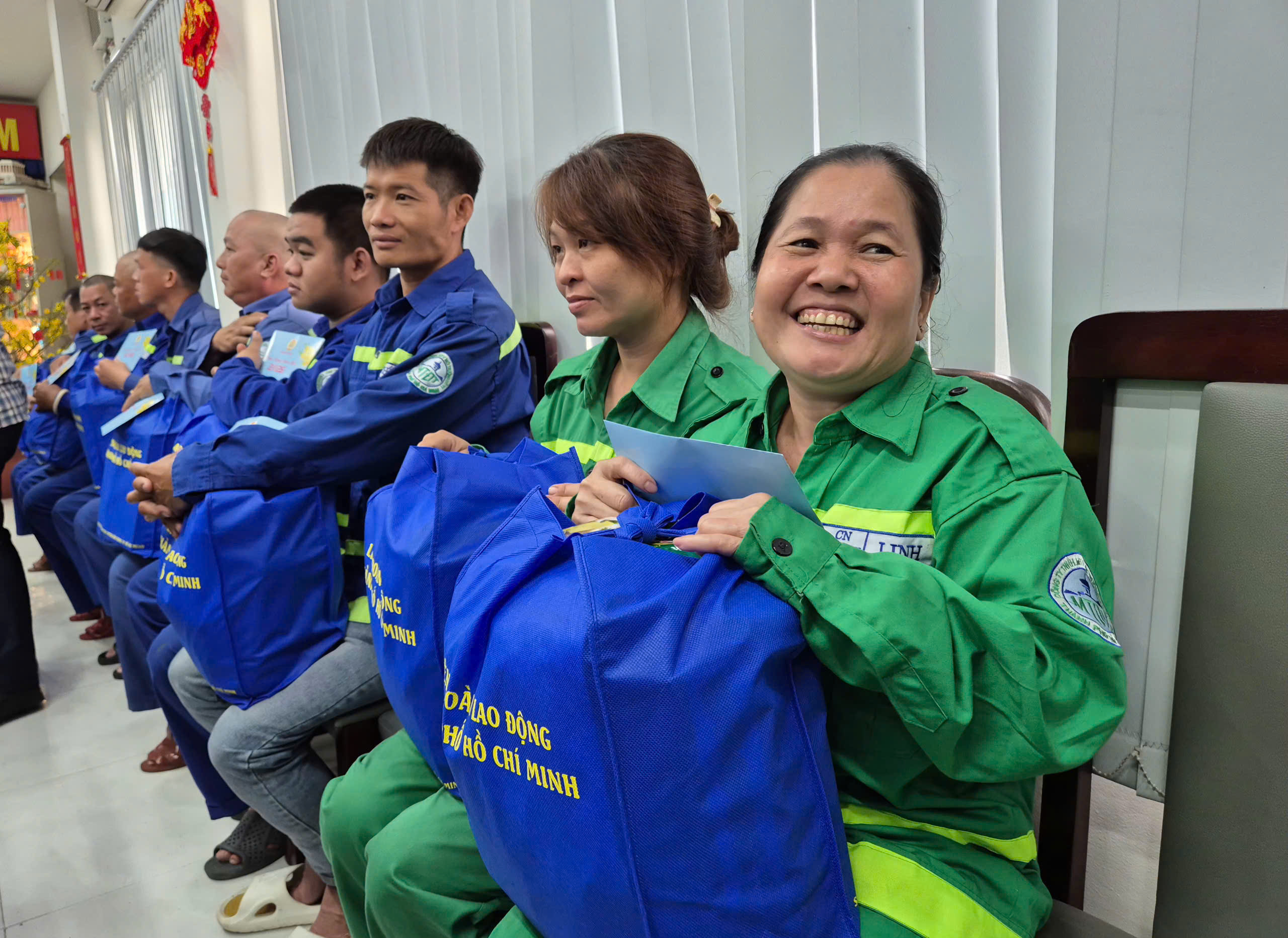 L&atilde;nh đạo LĐLĐ TPHCM chăm lo cho người lao động l&agrave;m việc xuy&ecirc;n Tết - Ảnh 4.
