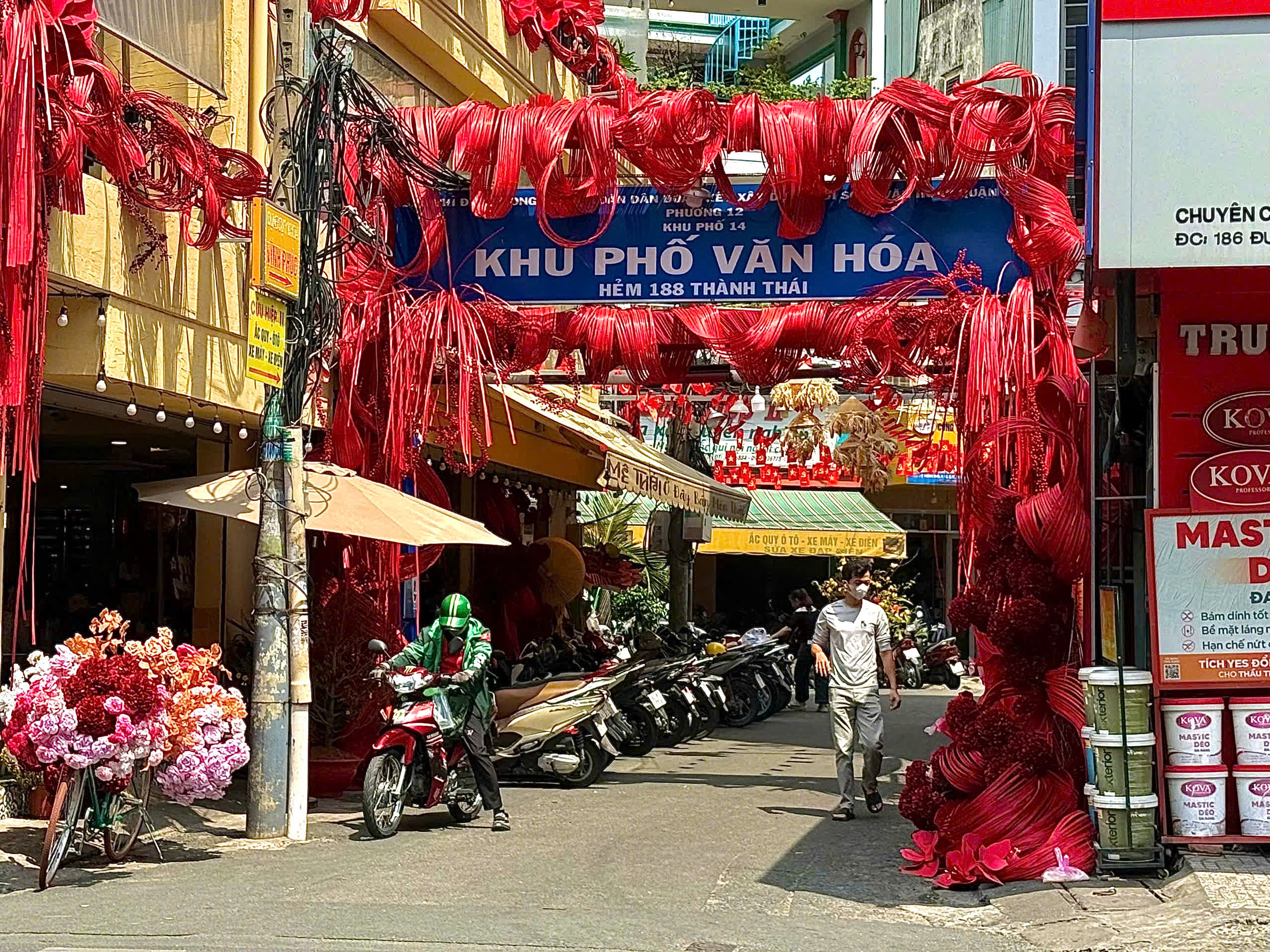 Hơi thở Tết trong hẻm nhỏ tại TPHCM - Ảnh 13.