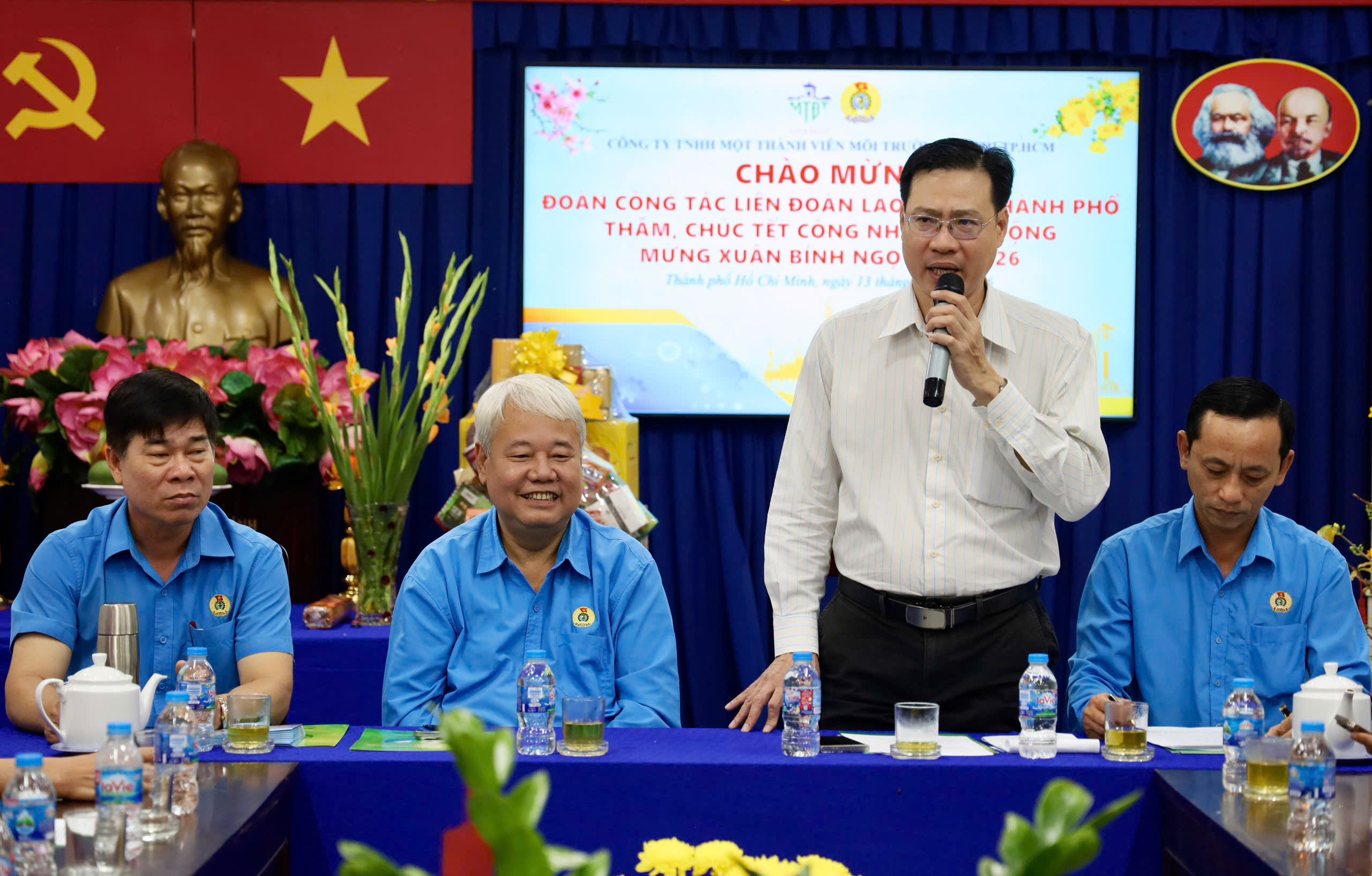 L&atilde;nh đạo LĐLĐ TPHCM chăm lo cho người lao động l&agrave;m việc xuy&ecirc;n Tết - Ảnh 2.