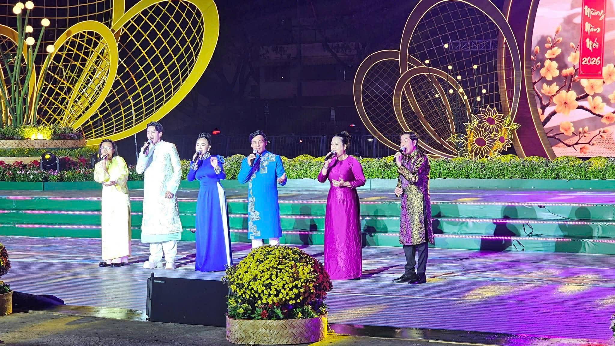 "Rực rỡ bến ngọc thuyền hoa" – khi di sản ngân vang giữa lòng đô thị hiện đại - Ảnh 3.
