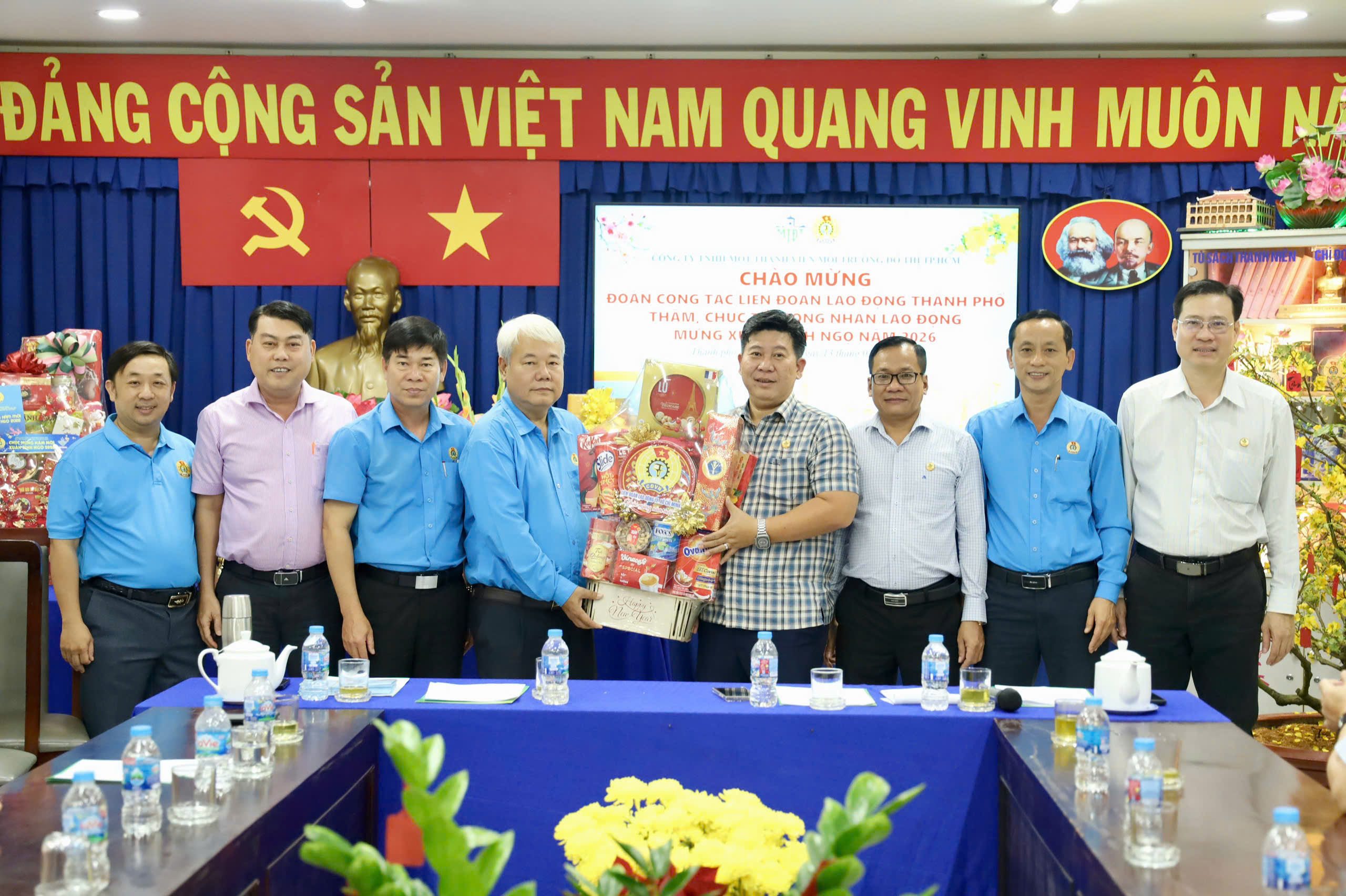 L&atilde;nh đạo LĐLĐ TPHCM chăm lo cho người lao động l&agrave;m việc xuy&ecirc;n Tết - Ảnh 1.