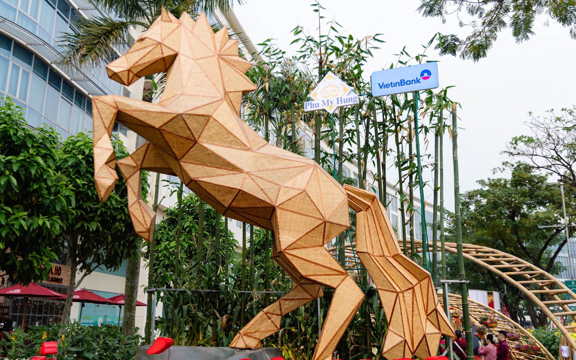 Linh vật Ngựa cao 4,5m thu hút du khách tại Đường hoa Phú Mỹ Hưng
