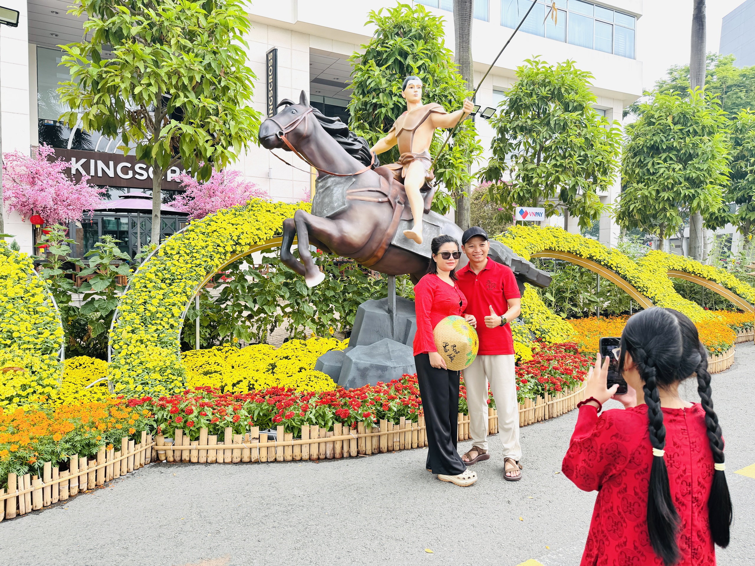 Linh vật Ngựa cao 4,5m thu hút du khách tại Đường hoa Phú Mỹ Hưng - Ảnh 5.