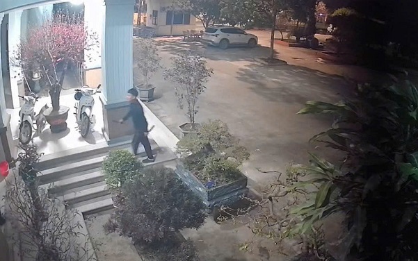 Nam thanh niên cầm 2 con dao trèo qua cổng vào trụ sở công an quậy phá