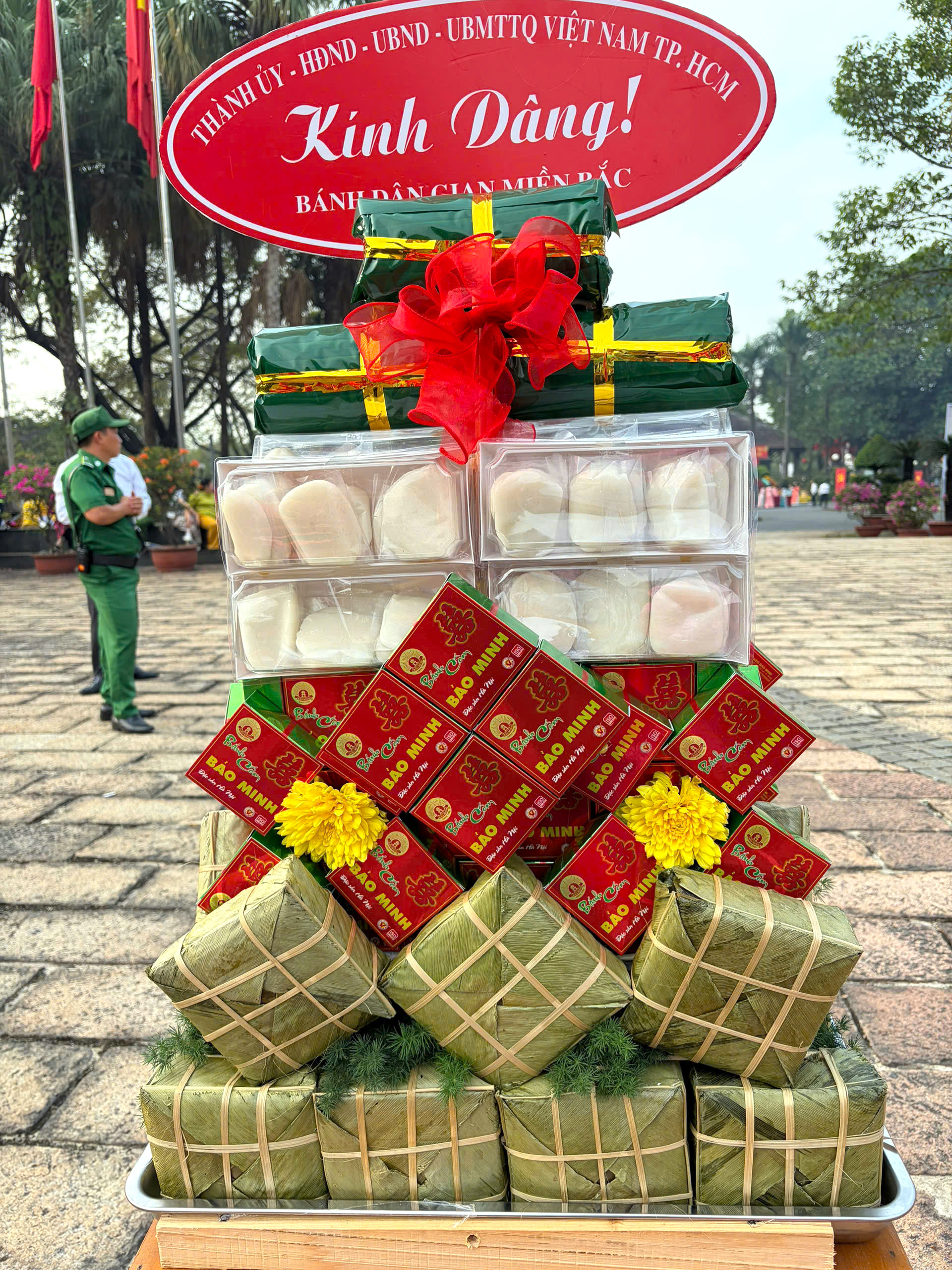 L&atilde;nh đạo TPHCM d&acirc;ng c&uacute;ng b&aacute;nh t&eacute;t l&ecirc;n Quốc Tổ H&ugrave;ng Vương - Ảnh 11.