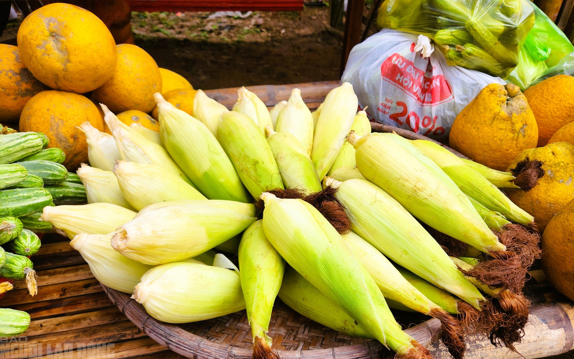 Rủ nhau đi chợ quê ngày Tết ở làng cổ ngàn năm tuổi - Ảnh 5.