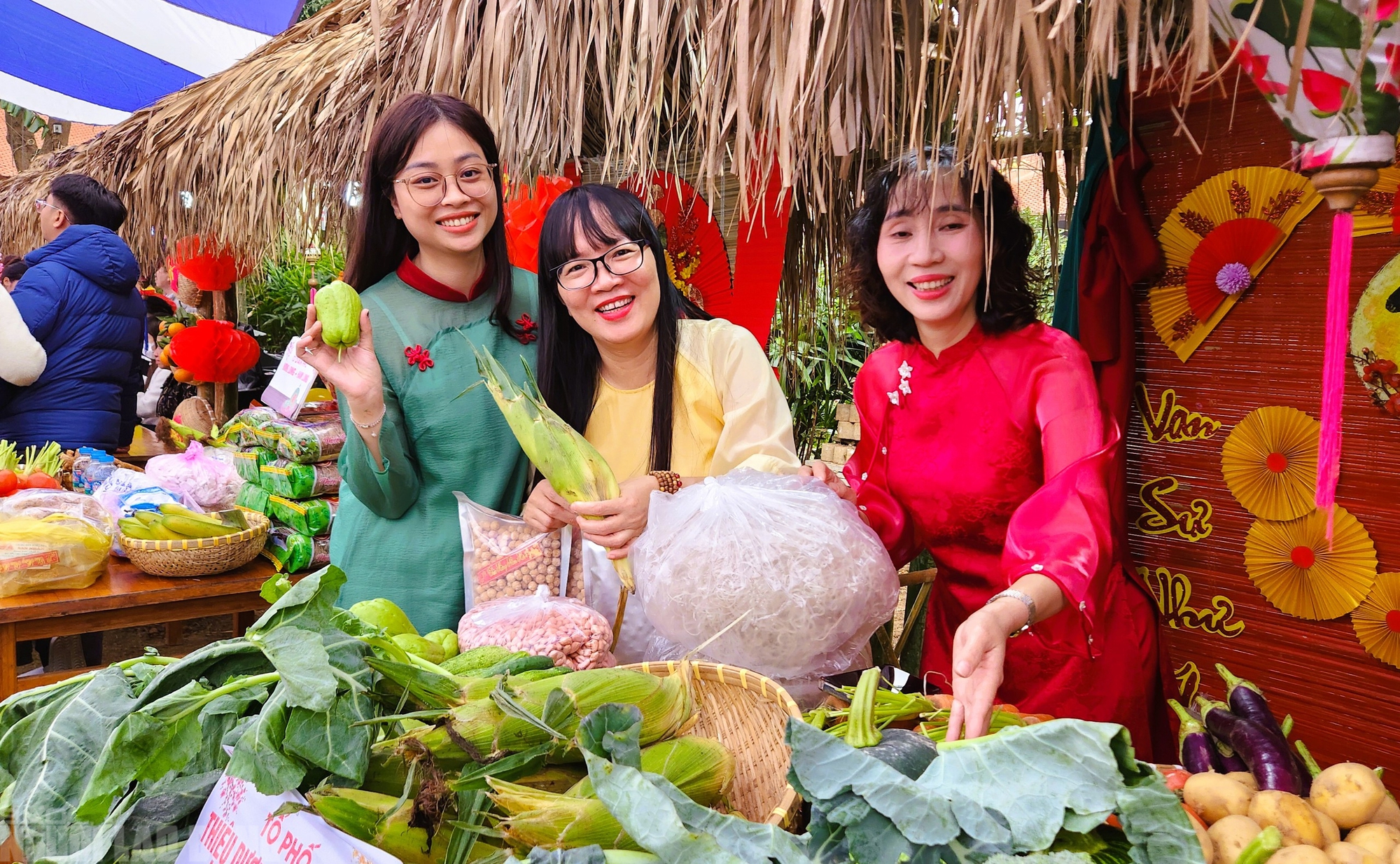 Rủ nhau đi chợ quê ngày Tết ở làng cổ ngàn năm tuổi - Ảnh 10.