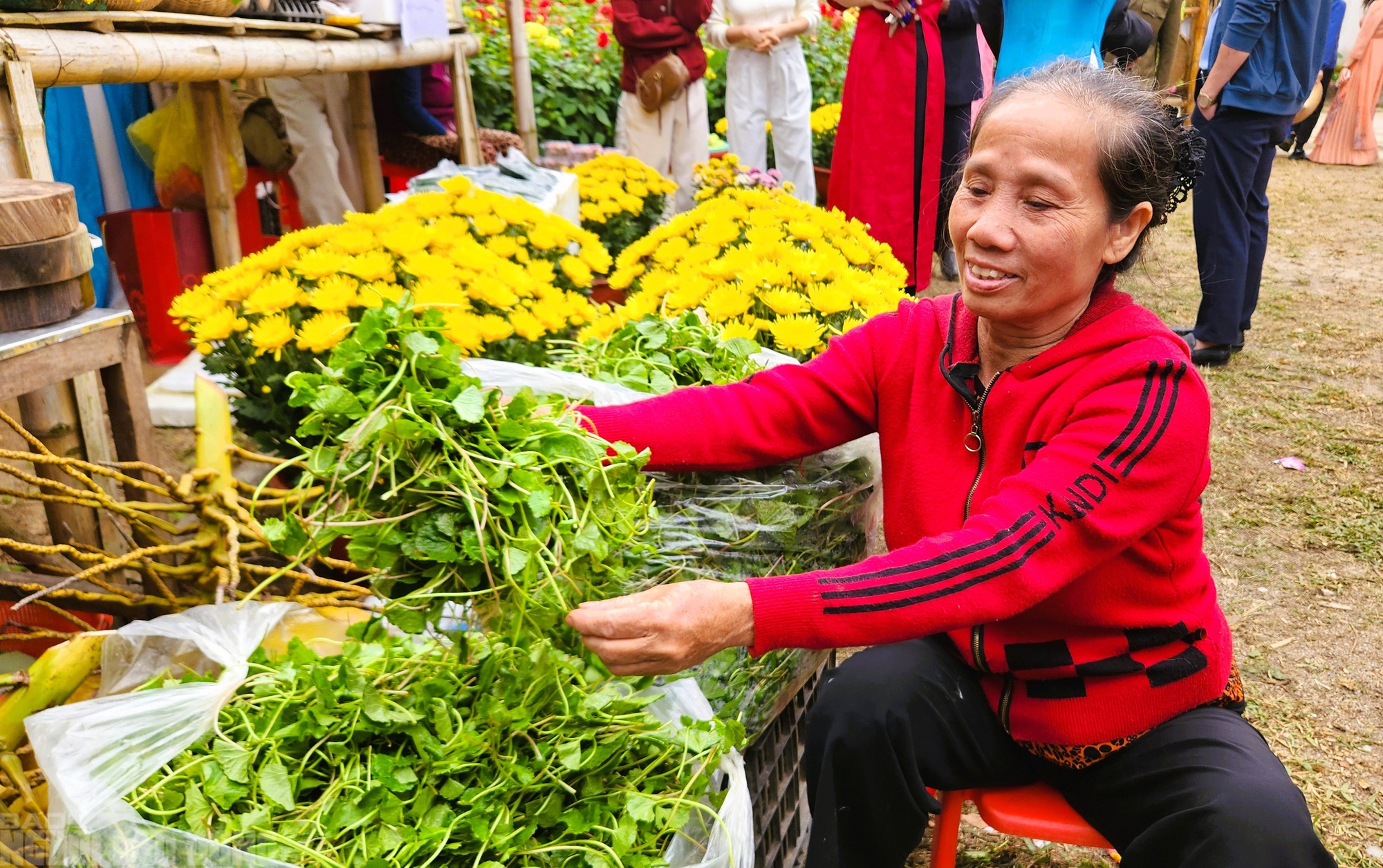 Rủ nhau đi chợ quê ngày Tết ở làng cổ ngàn năm tuổi - Ảnh 11.