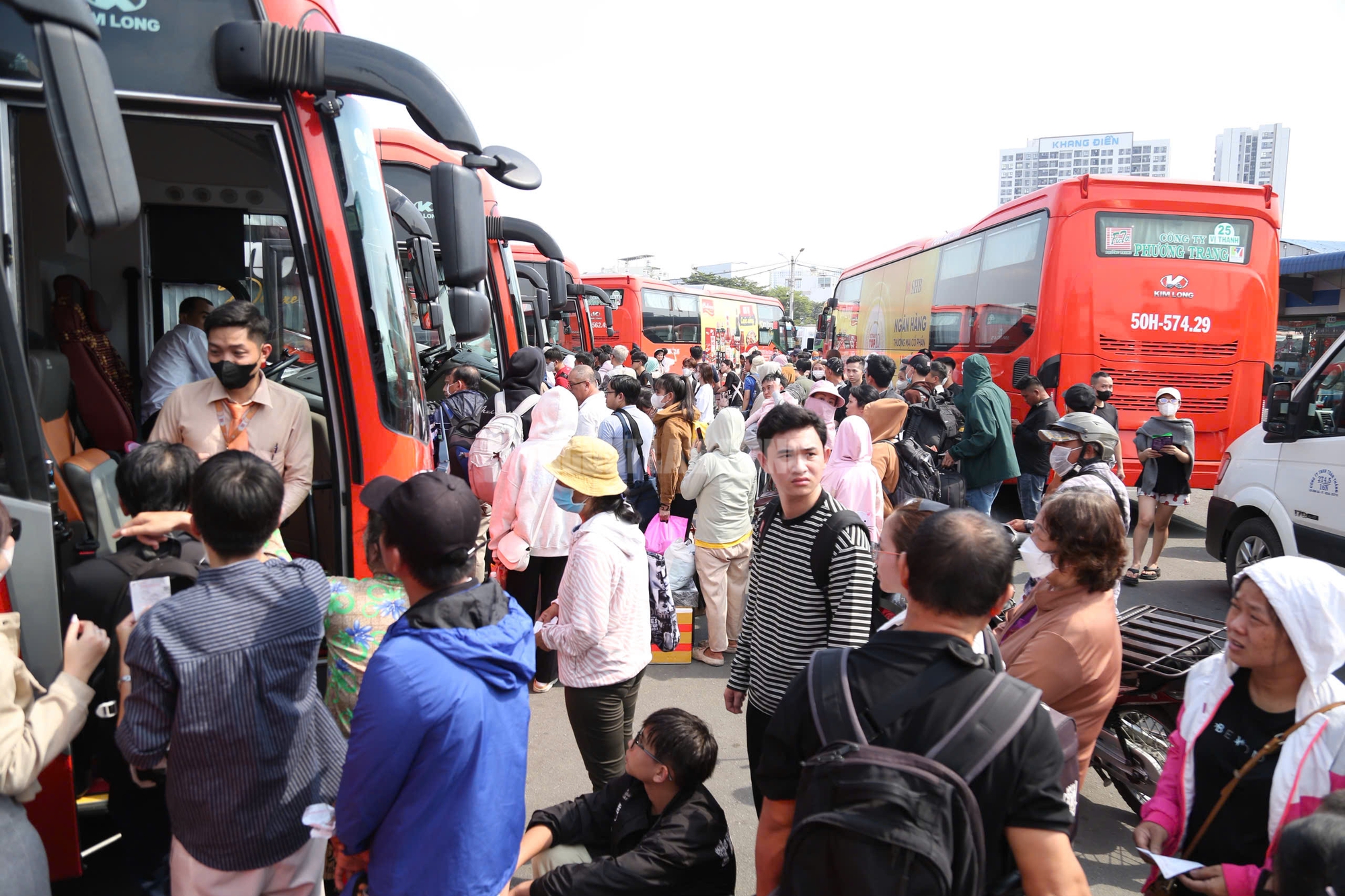 Cận cảnh Bến xe TPHCM ng&agrave;y 26 th&aacute;ng Chạp: H&agrave;nh kh&aacute;ch nườm nượp về qu&ecirc; ăn Tết 2026 - Ảnh 3.