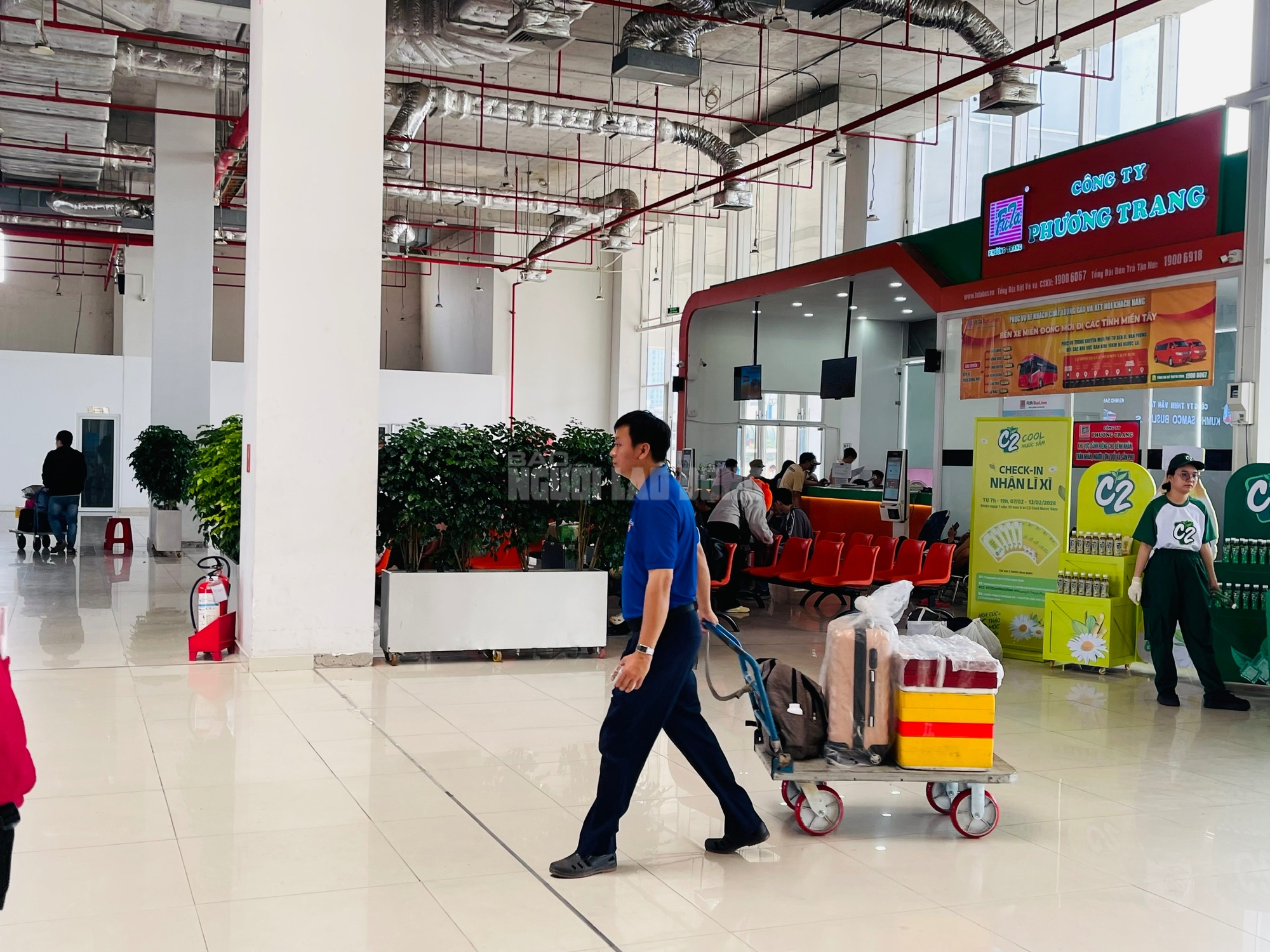 Cận cảnh Bến xe TPHCM ng&agrave;y 26 th&aacute;ng Chạp: H&agrave;nh kh&aacute;ch nườm nượp về qu&ecirc; ăn Tết 2026 - Ảnh 11.