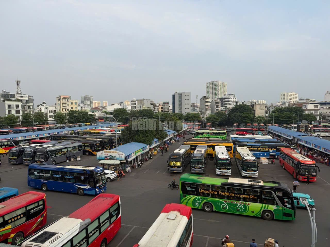 Cận cảnh Bến xe TPHCM ng&agrave;y 26 th&aacute;ng Chạp: H&agrave;nh kh&aacute;ch nườm nượp về qu&ecirc; ăn Tết 2026 - Ảnh 13.