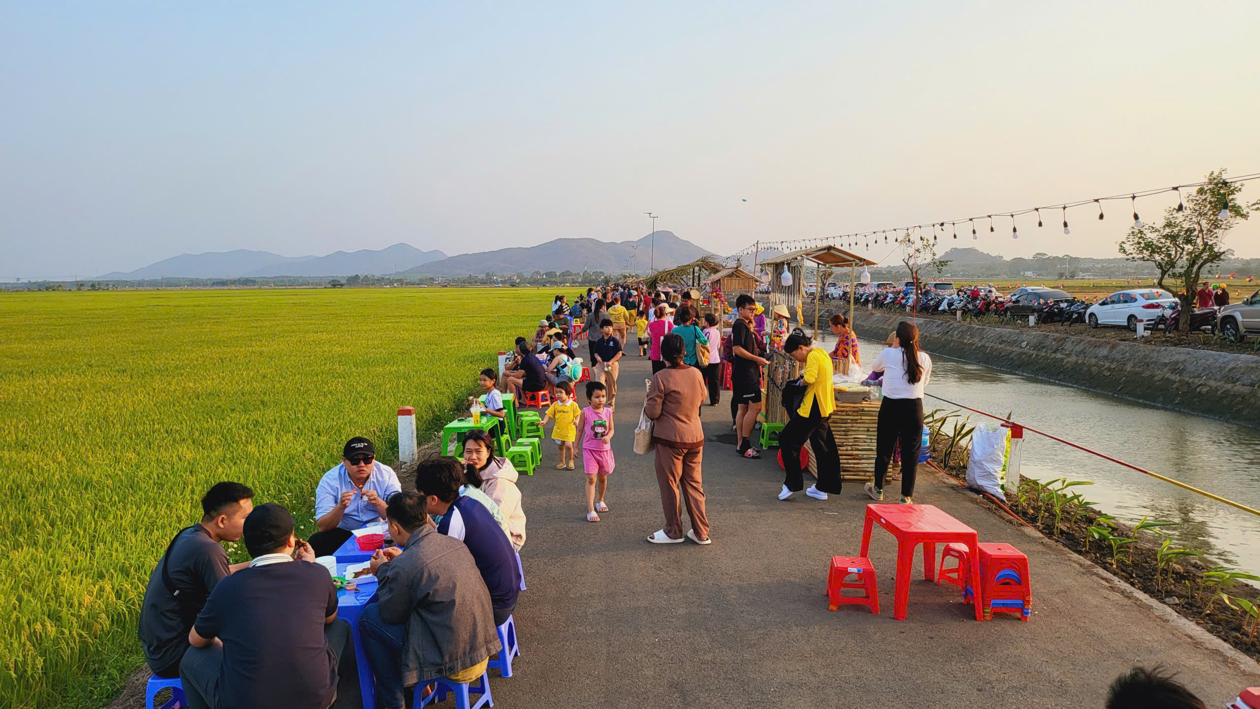 Chợ quê An Nhứt rộn ràng giữa đồng lúa ngày giáp Tết - Ảnh 2.