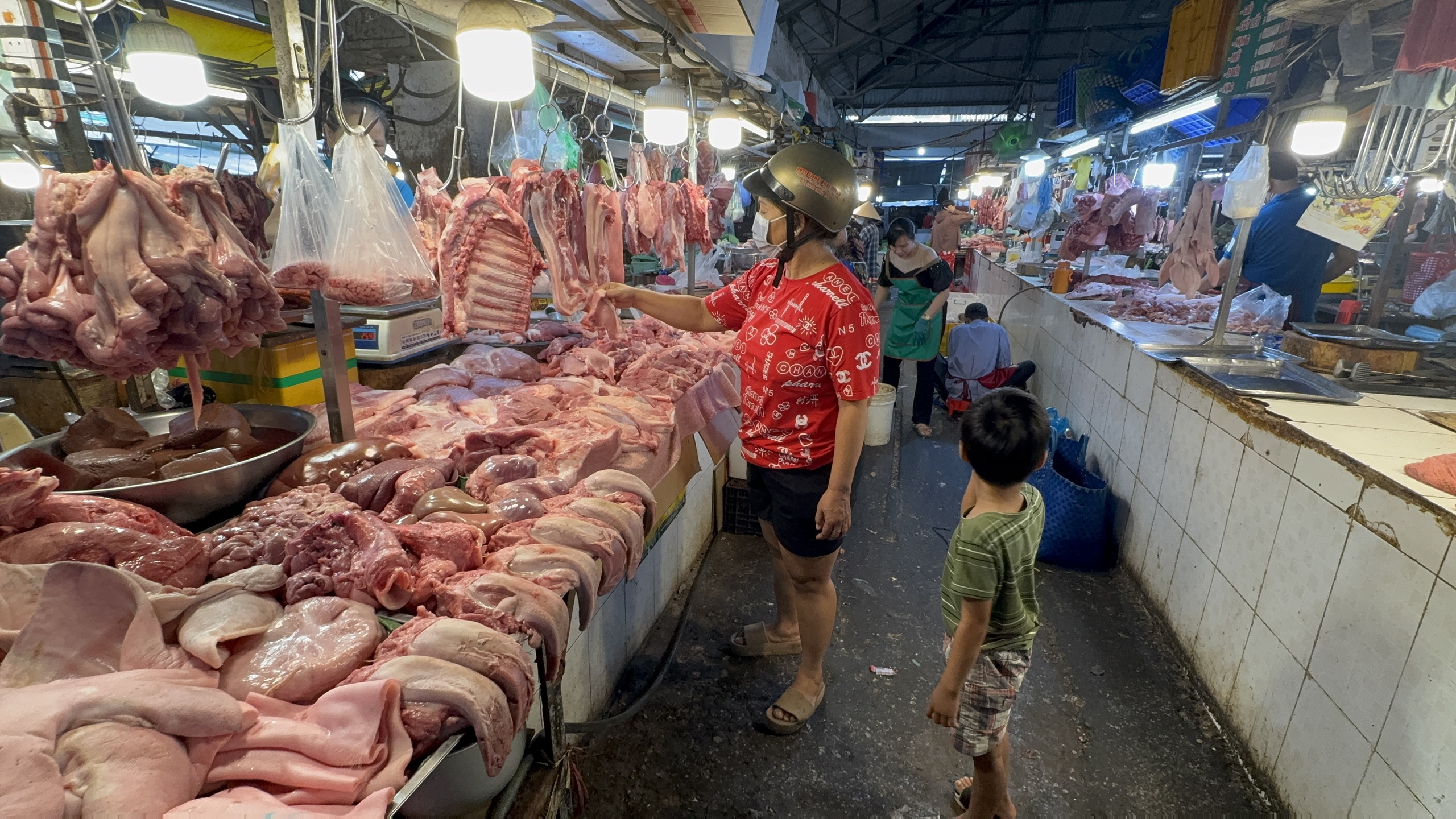 Nhộn nhịp chợ Tết 2026: Cảnh mua sắm thực phẩm ở TP HCM - Ảnh 1.