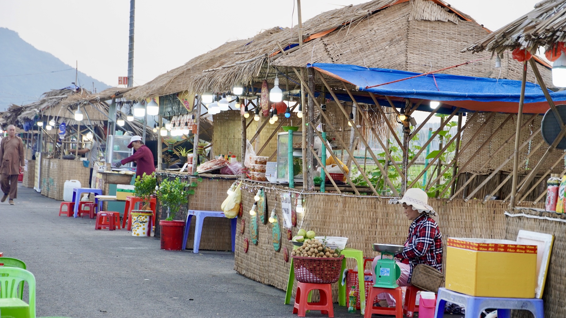 Chợ quê An Nhứt rộn ràng giữa đồng lúa ngày giáp Tết - Ảnh 5.