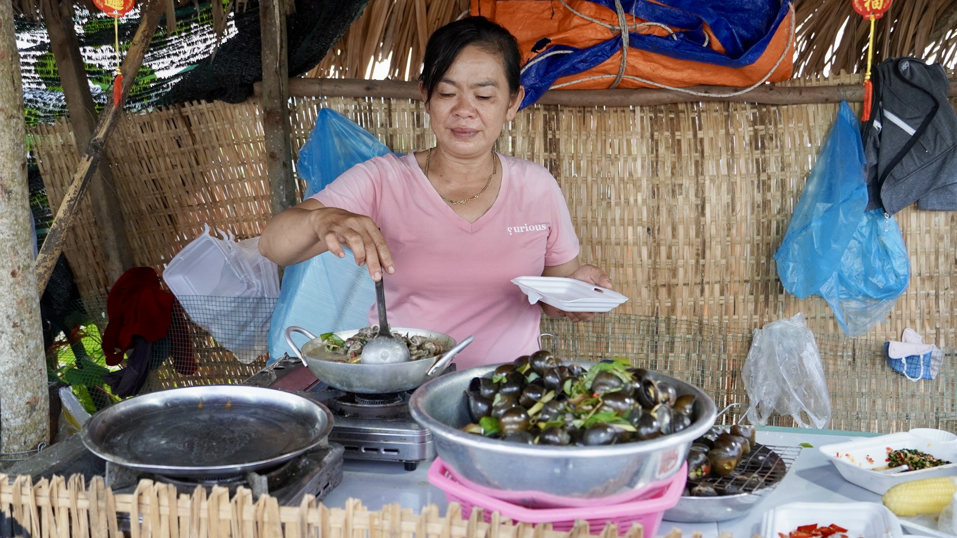 Chợ quê An Nhứt rộn ràng giữa đồng lúa ngày giáp Tết - Ảnh 3.