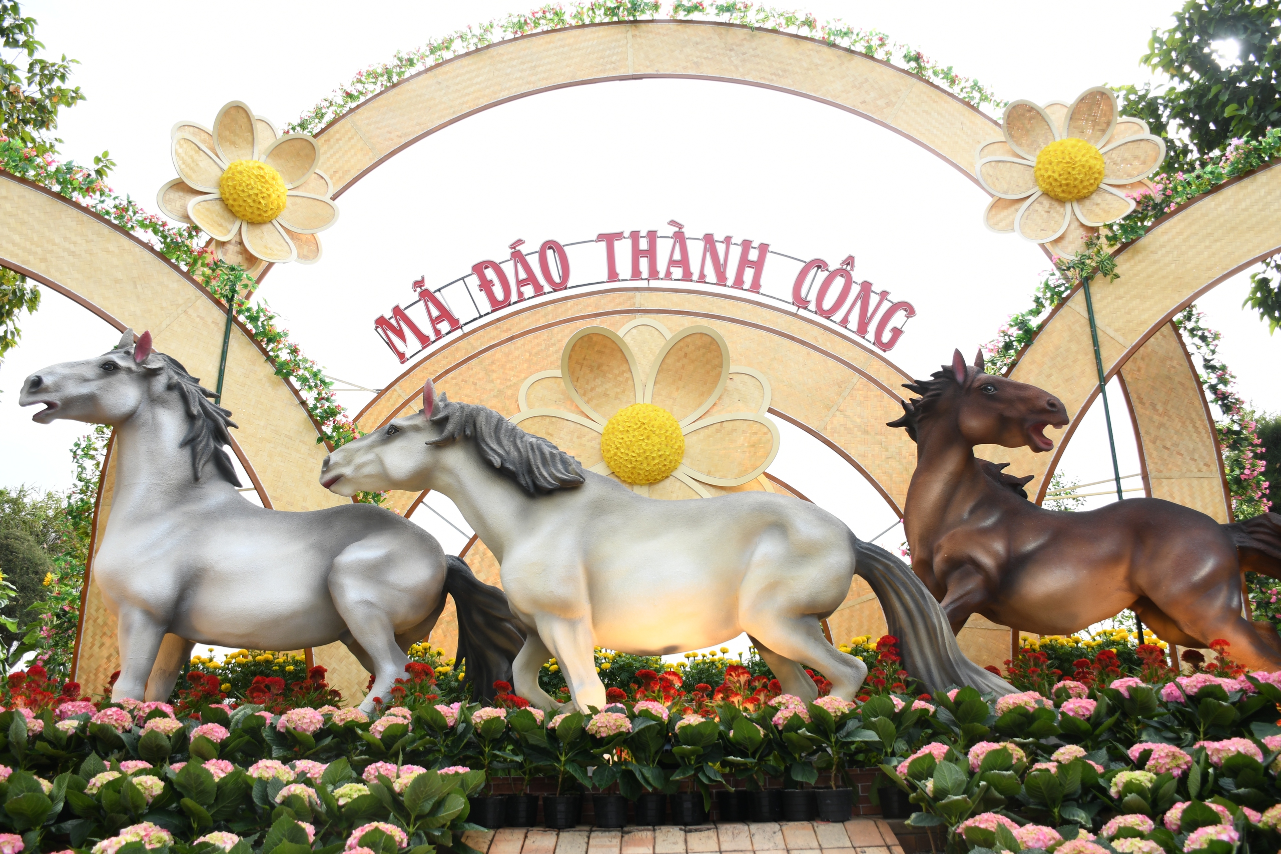 Linh vật ngựa m&atilde; đ&aacute;o th&agrave;nh c&ocirc;ng đ&oacute;n Xu&acirc;n 2026 ven s&ocirc;ng Đồng Nai - Ảnh 9.