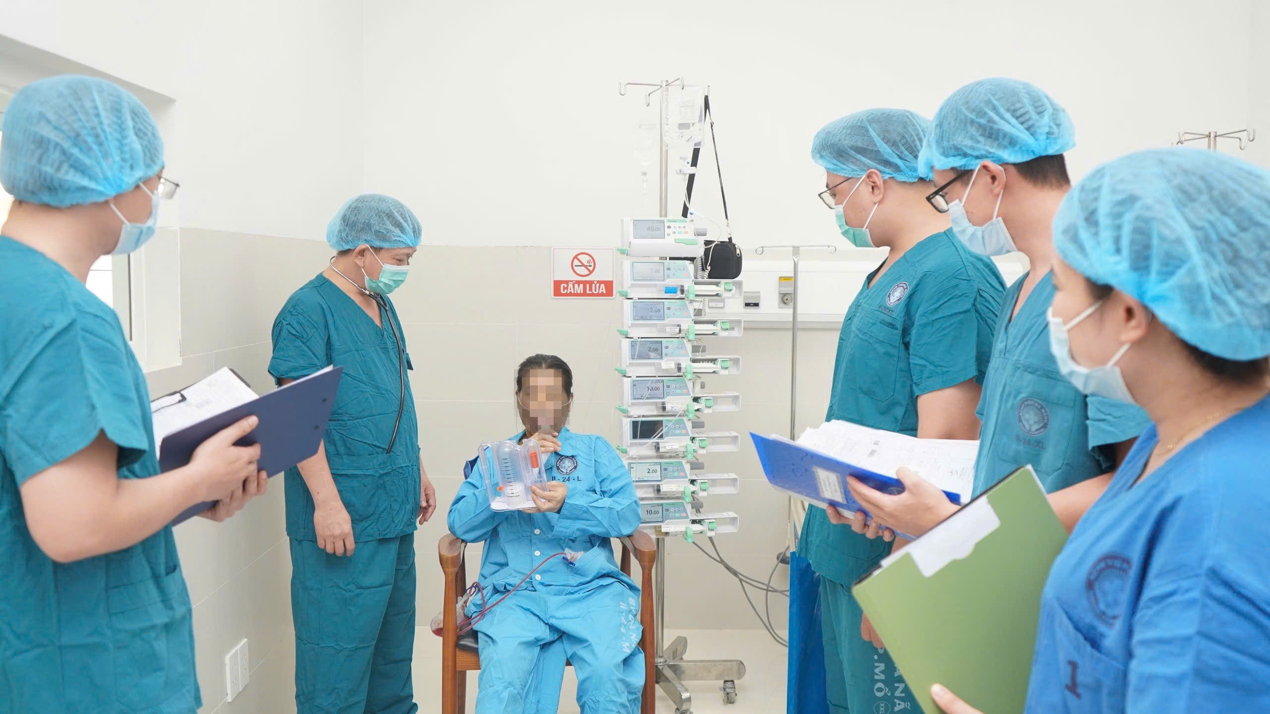Con trai hiến gan cứu sống mẹ trong ca phẫu thuật gh&eacute;p gan th&agrave;nh c&ocirc;ng - Ảnh 1.