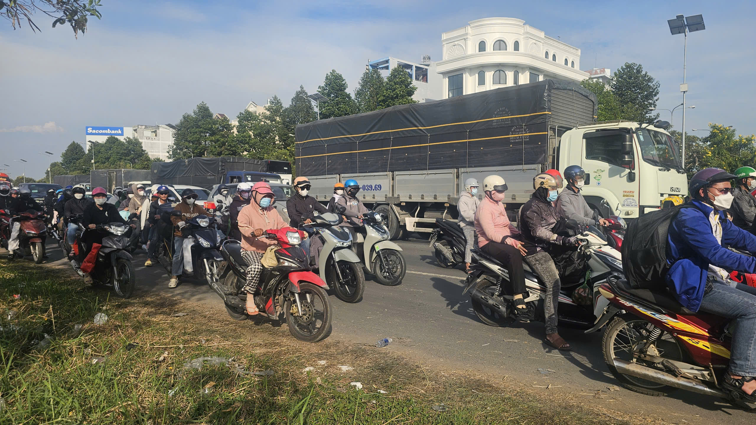"Biển người" trở về miền T&acirc;y ăn Tết - Ảnh 5.