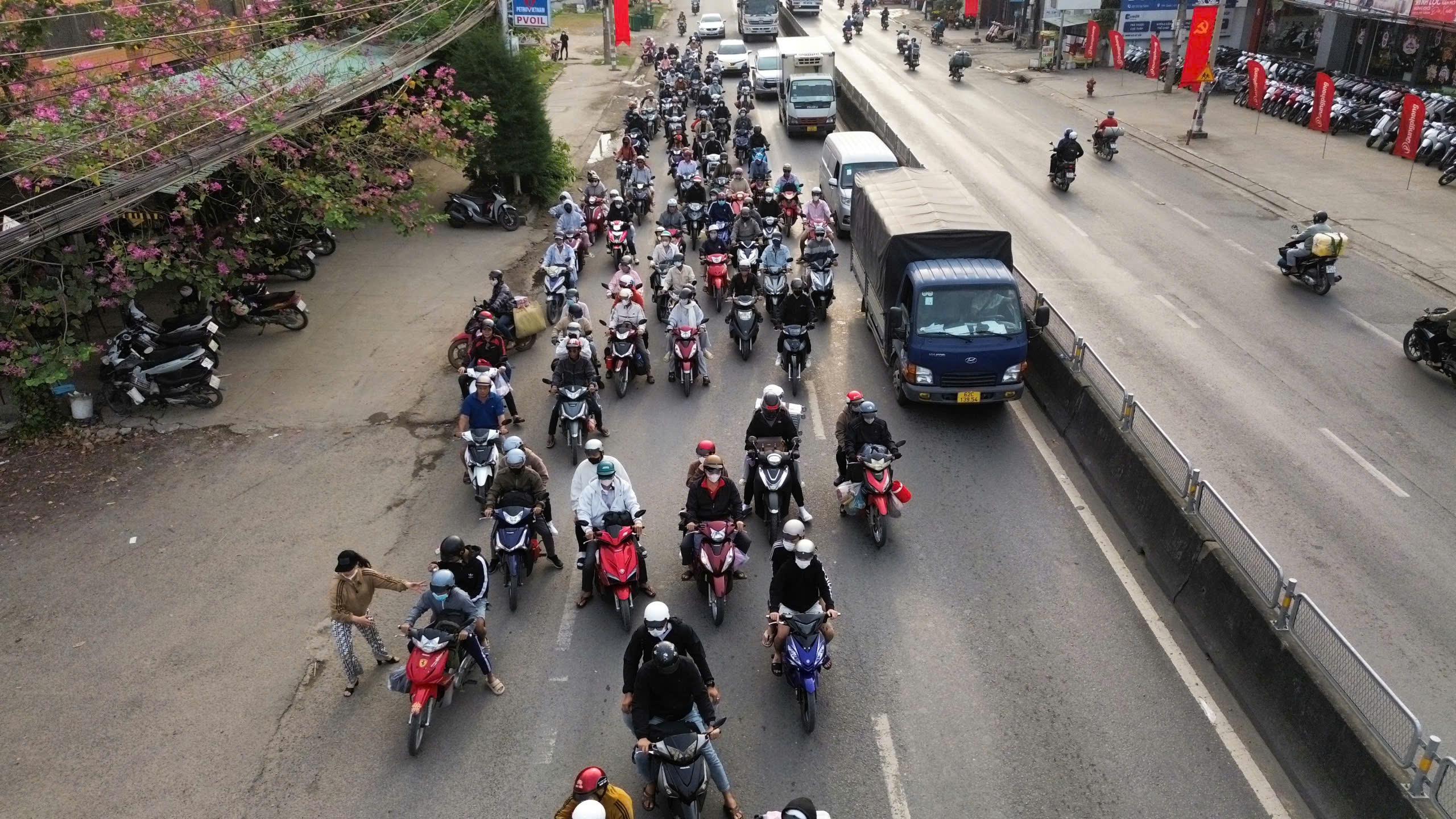 "Biển người" trở về miền T&acirc;y ăn Tết - Ảnh 8.