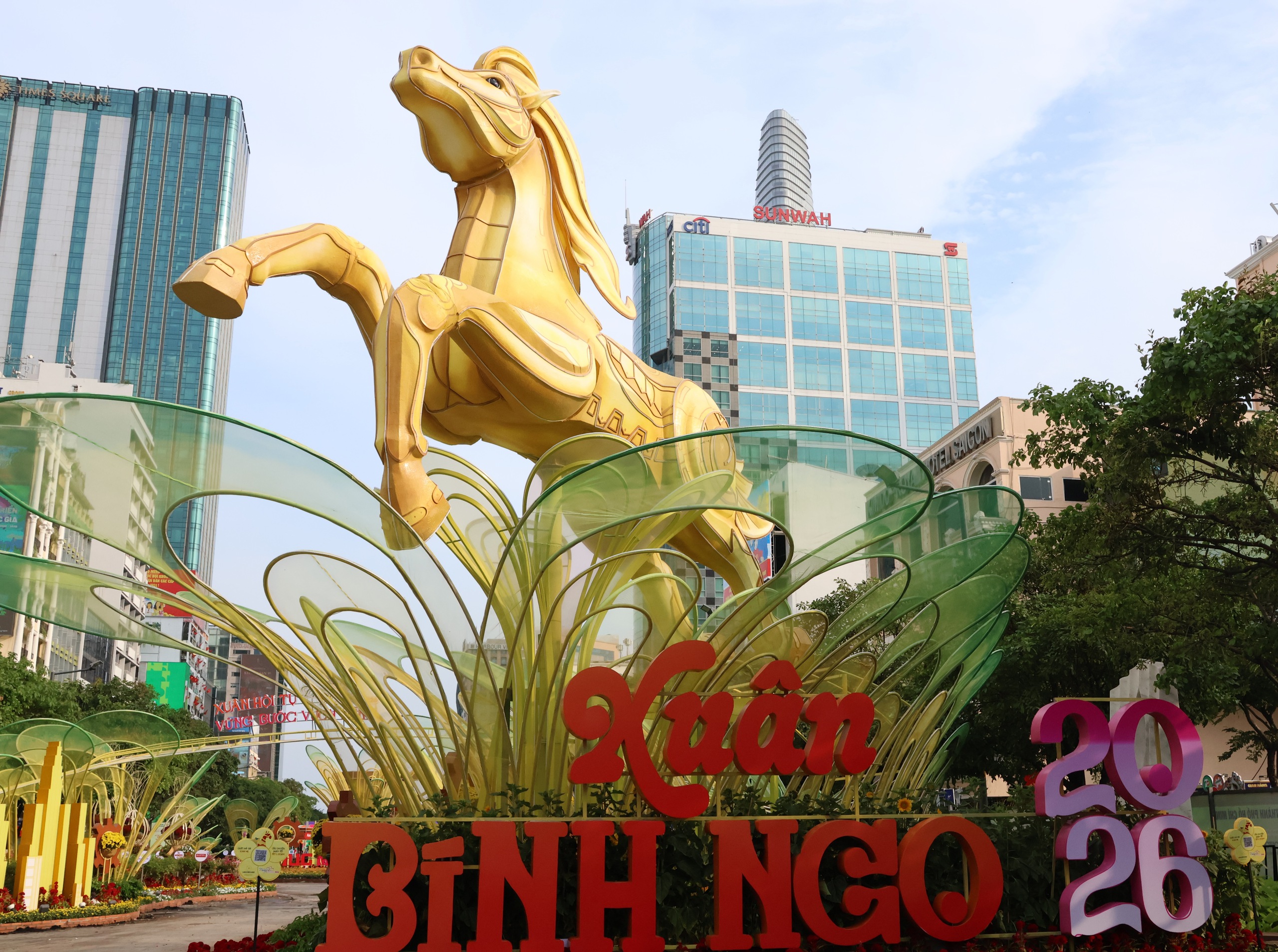 Đường hoa Nguyễn Huệ giữ lại hai đại cảnh ngựa thêm một tháng - Ảnh 1.