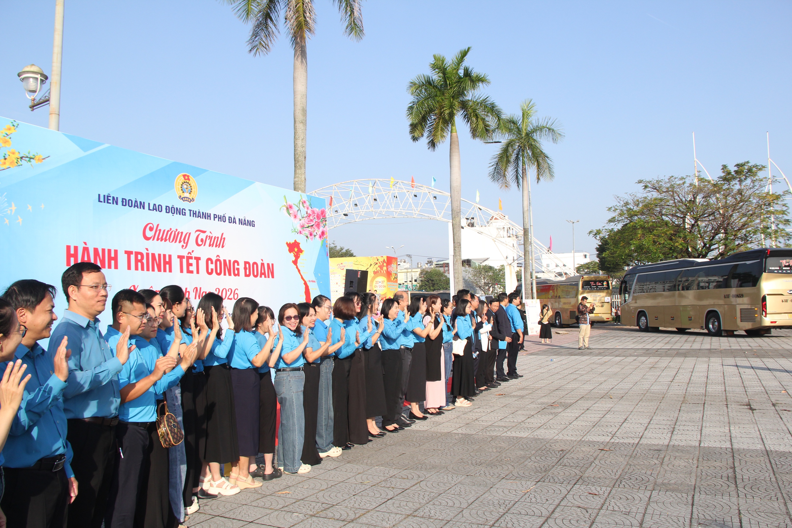 7 giờ sáng, Chuyến xe Công đoàn đưa gần 4.000 công nhân rời Đà Nẵng về quê đón Tết - Ảnh 5.