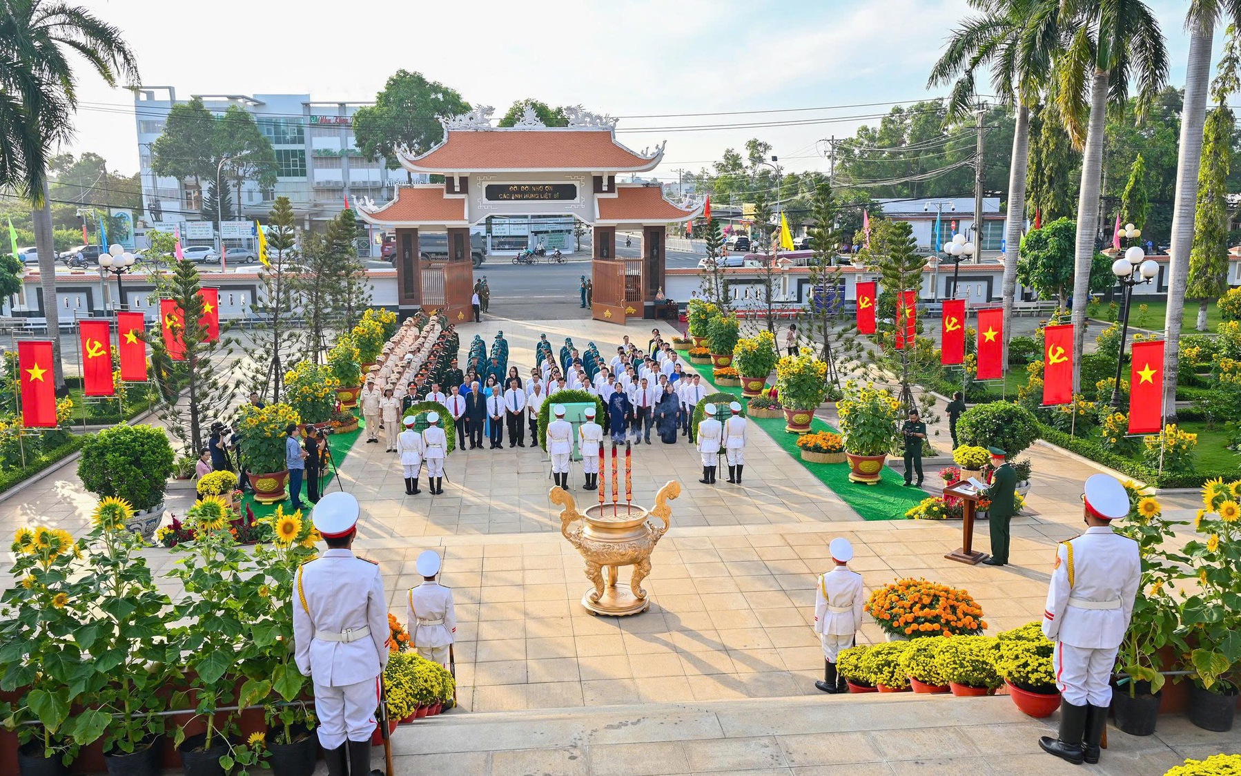 TPHCM long trọng tổ chức lễ viếng Nghĩa trang Liệt sĩ Bà Rịa - Vũng Tàu