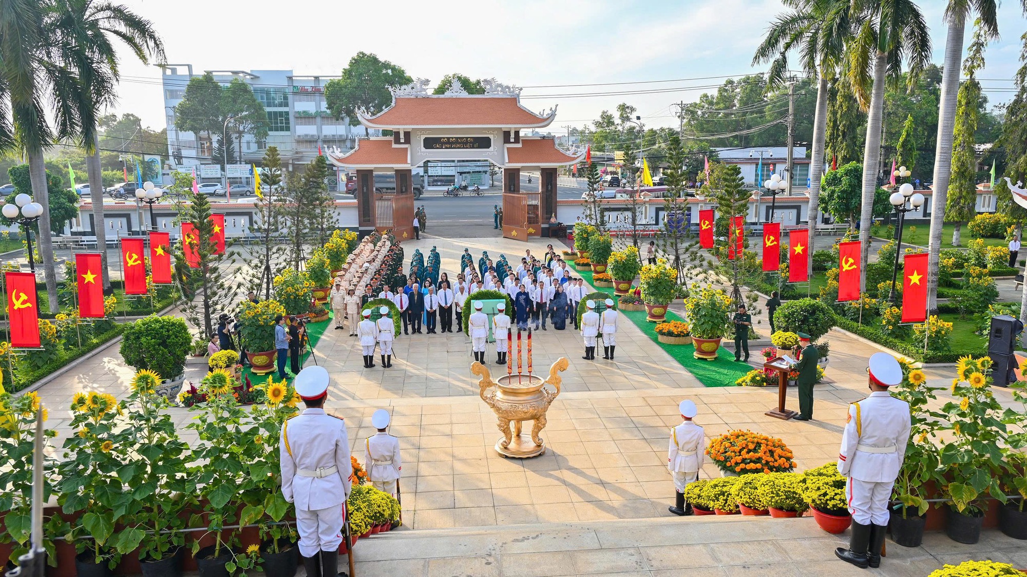TPHCM long trọng tổ chức lễ viếng Nghĩa trang Liệt sĩ B&agrave; Rịa - Vũng T&agrave;u - Ảnh 1.