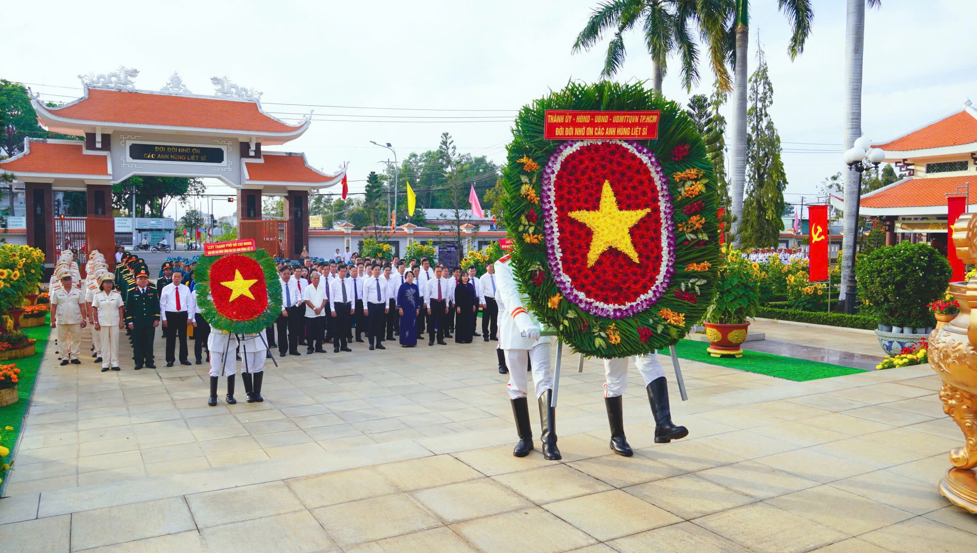 TPHCM long trọng tổ chức lễ viếng Nghĩa trang Liệt sĩ B&agrave; Rịa - Vũng T&agrave;u - Ảnh 2.