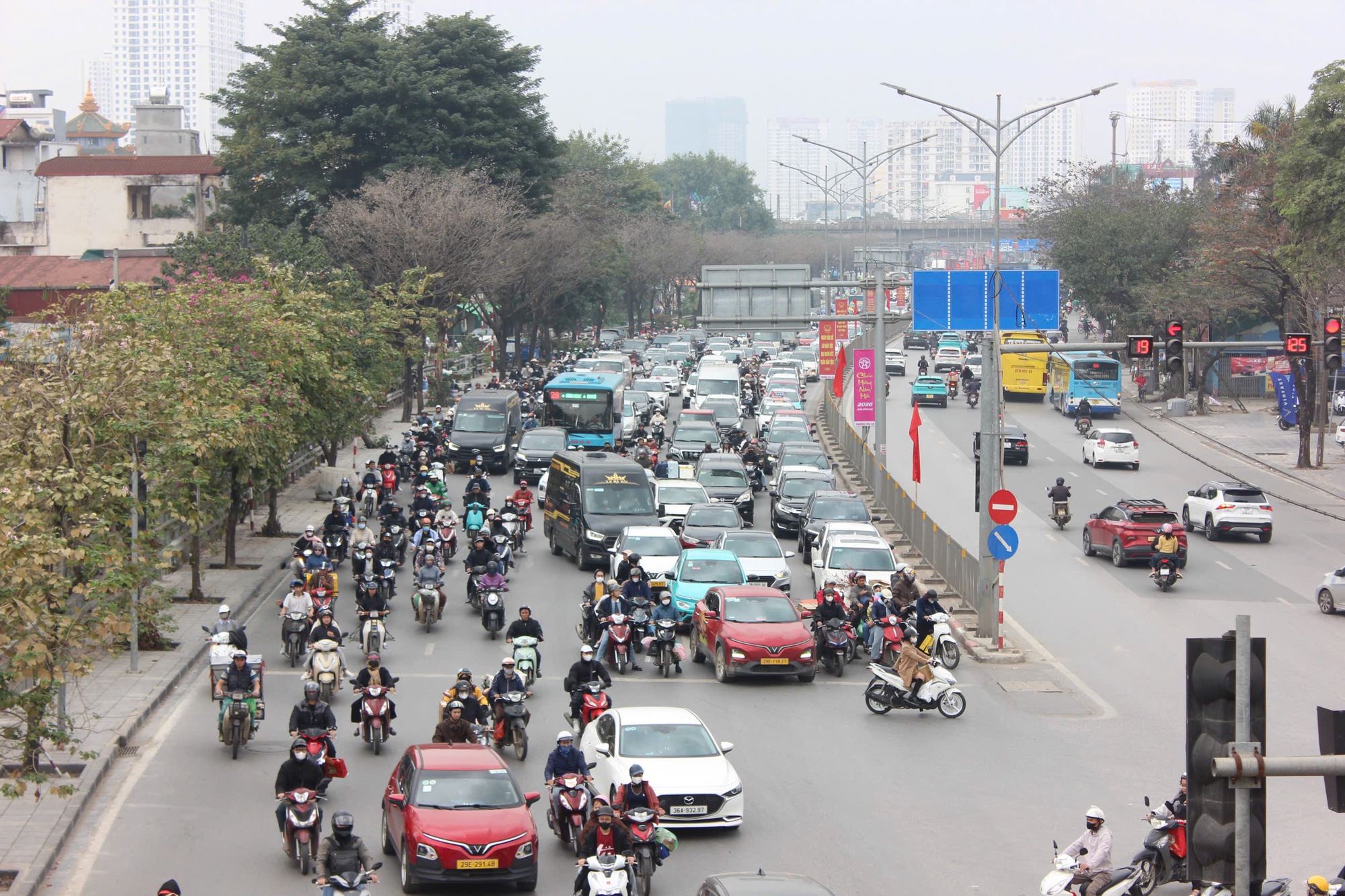 D&ograve;ng người rời H&agrave; Nội về qu&ecirc; nghỉ Tết sau ng&agrave;y l&agrave;m việc cuối c&ugrave;ng của  - Ảnh 4.