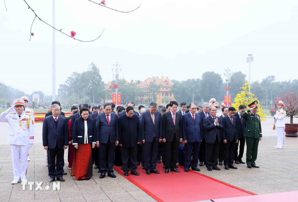 Lãnh đạo Đảng, Nhà nước vào Lăng viếng Chủ tịch Hồ Chí Minh nhân dịp Tết Nguyên đán Bính Ngọ - Ảnh 2.