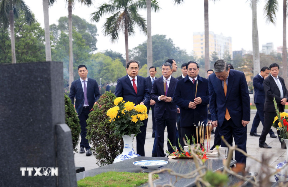 Lãnh đạo Đảng, Nhà nước vào Lăng viếng Chủ tịch Hồ Chí Minh nhân dịp Tết Nguyên đán Bính Ngọ - Ảnh 7.