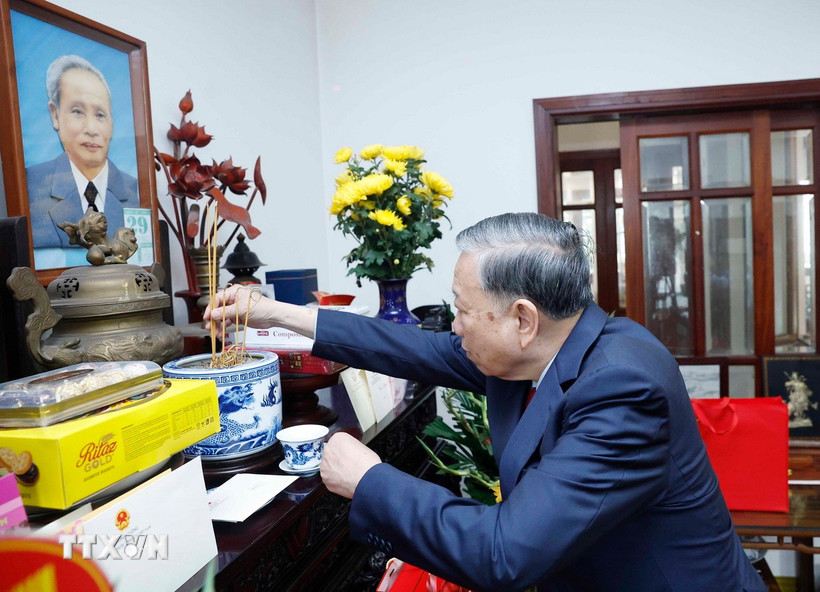 Tổng B&iacute; thư T&ocirc; L&acirc;m d&acirc;ng hương tưởng niệm nh&acirc;n 120 năm Ng&agrave;y sinh Thủ tướng Phạm Văn Đồng - Ảnh 1.