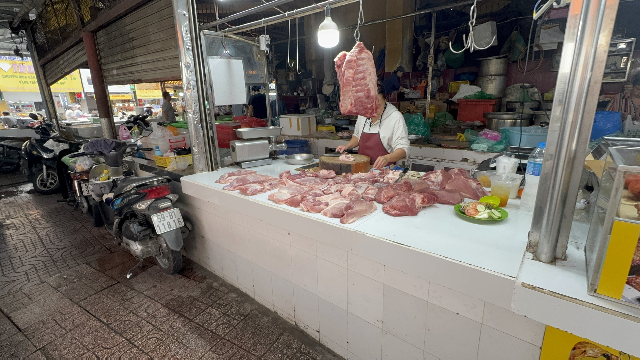 Nhộn nhịp chợ Tết 2026: Cảnh mua sắm thực phẩm ở TP HCM - Ảnh 6.
