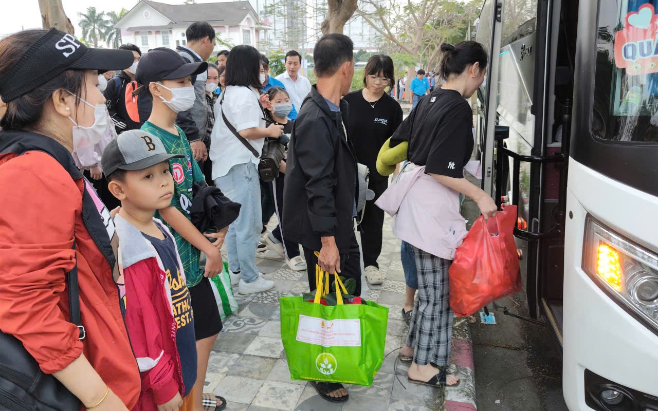 Tây Ninh: 45 chuyến xe miễn phí đưa gần 2.000 người về quê đón Tết