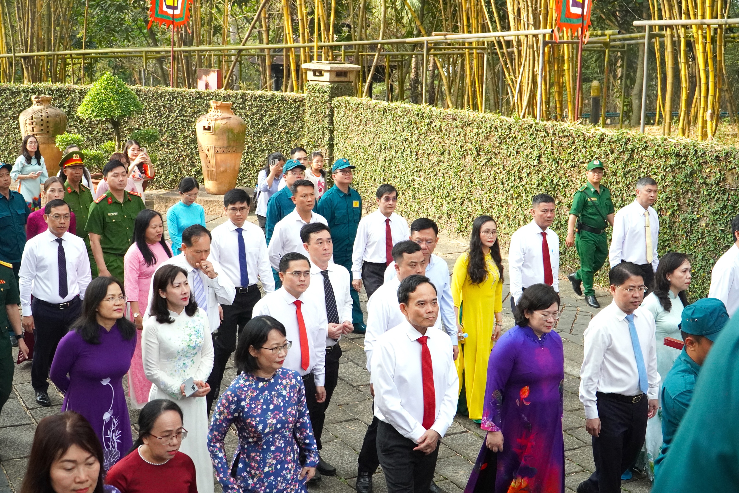 L&atilde;nh đạo TPHCM d&acirc;ng c&uacute;ng b&aacute;nh t&eacute;t l&ecirc;n Quốc Tổ H&ugrave;ng Vương - Ảnh 4.