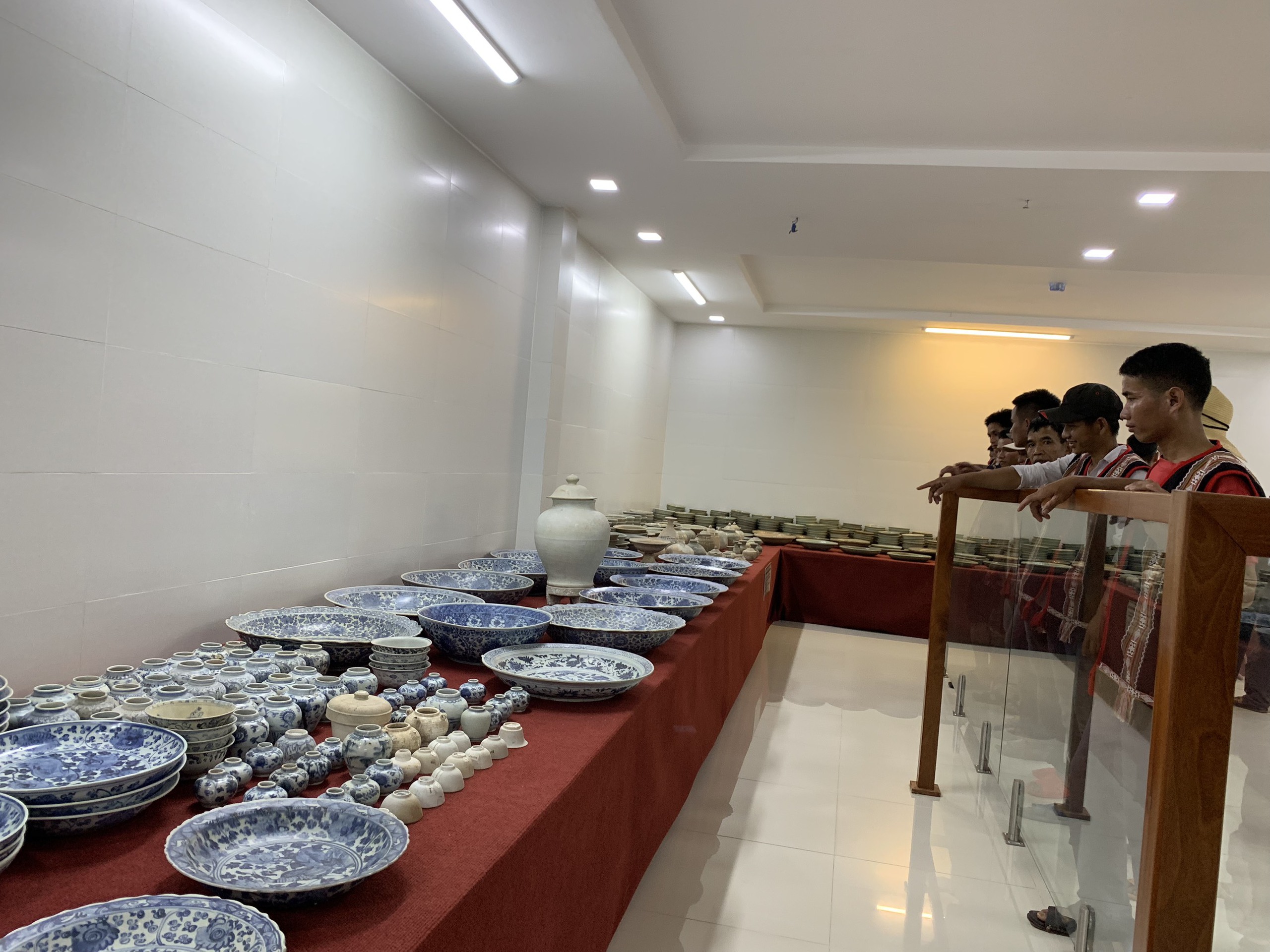Chi&ecirc;m ngưỡng h&agrave;ng trăm cổ vật qu&yacute; hiếm từ những con t&agrave;u cổ Quảng Ng&atilde;i - Ảnh 1.