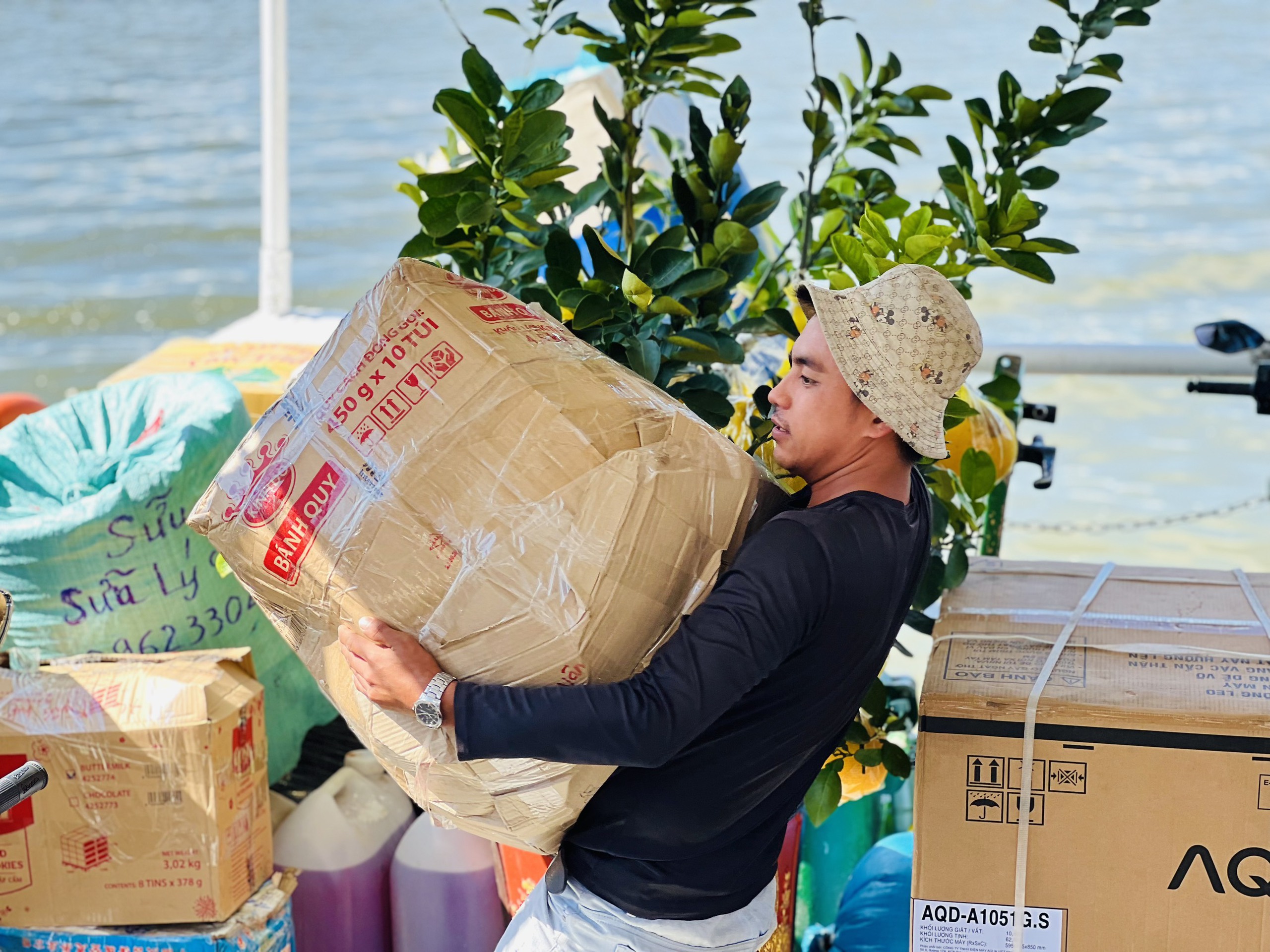 Tấp nập "chở Tết" ra đặc khu Lý Sơn - Ảnh 2.