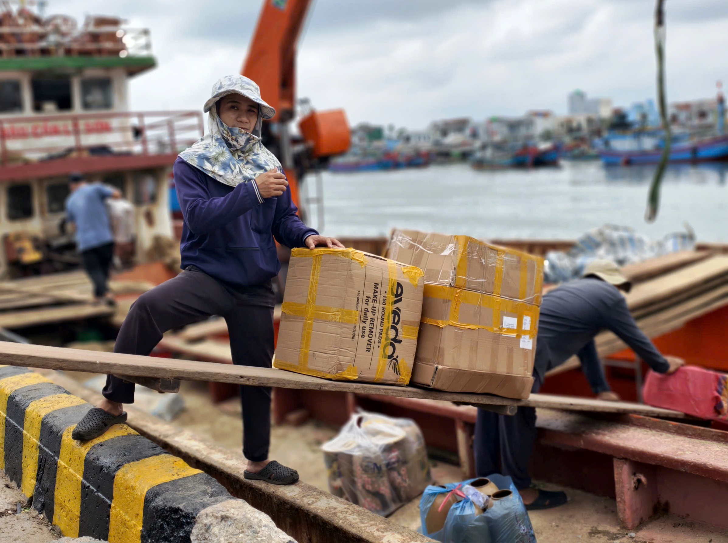 Tấp nập "chở Tết" ra đặc khu Lý Sơn - Ảnh 6.
