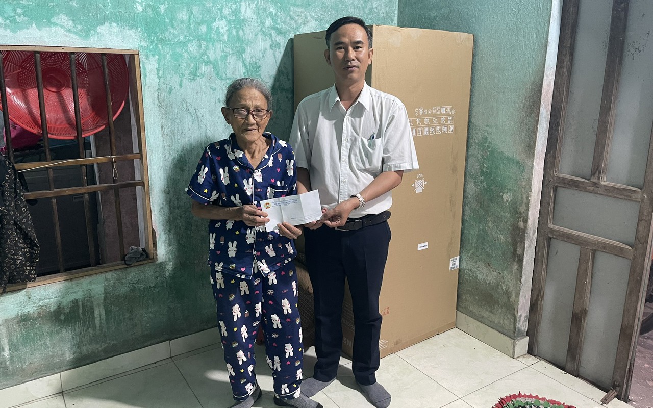 “Trái tim miền Trung” trao quà Tết cho người dân vùng lũ Duy Nghĩa