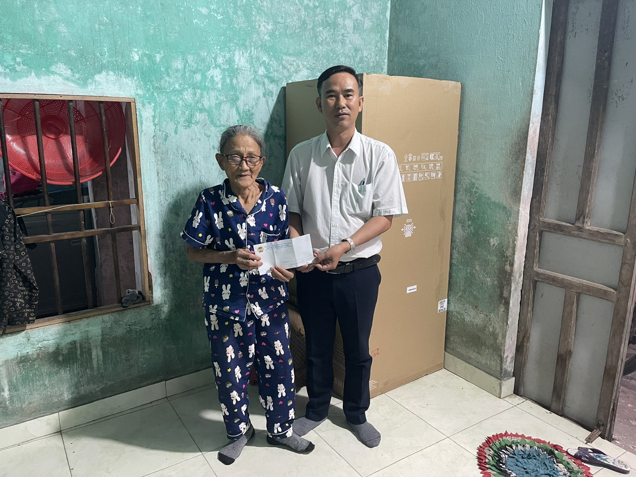 &ldquo;Tr&aacute;i tim miền Trung&rdquo; trao qu&agrave; Tết cho người d&acirc;n v&ugrave;ng lũ Duy Nghĩa - Ảnh 1.