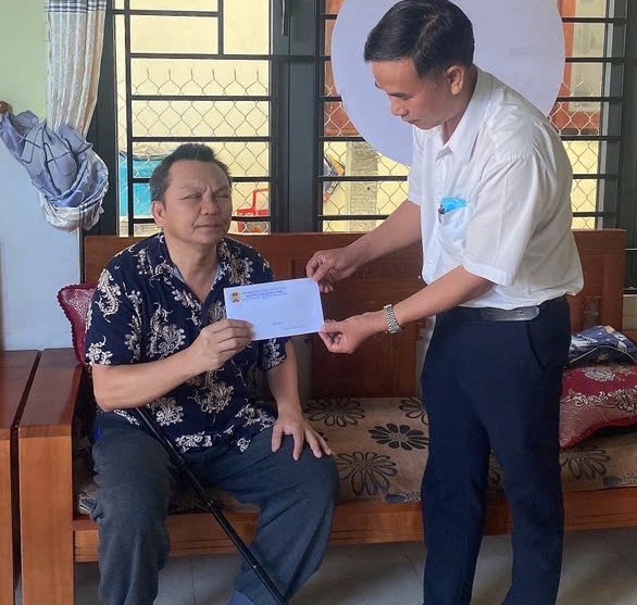 &ldquo;Tr&aacute;i tim miền Trung&rdquo; trao qu&agrave; Tết cho người d&acirc;n v&ugrave;ng lũ Duy Nghĩa - Ảnh 2.