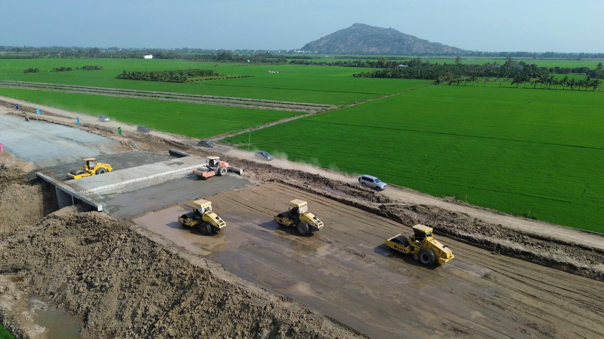 L&atilde;nh đạo tỉnh An Giang động vi&ecirc;n c&ocirc;ng nh&acirc;n thi c&ocirc;ng cao tốc Cần Thơ - Ch&acirc;u Đốc - S&oacute;c Trăng - Ảnh 1.